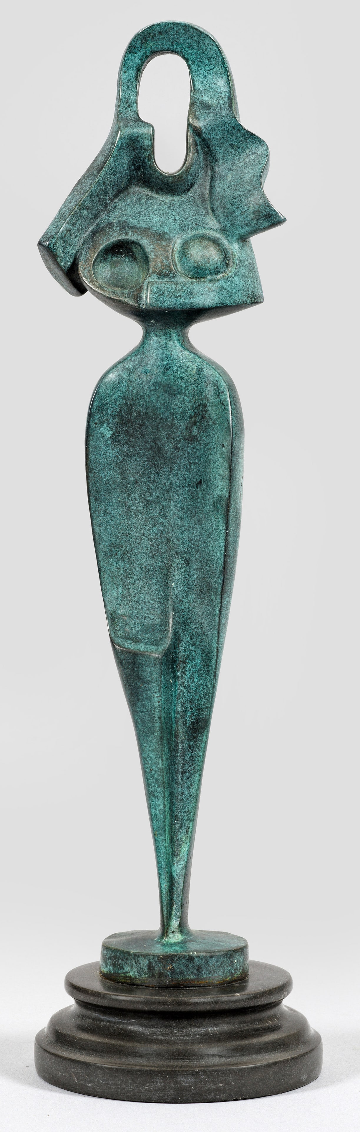 Alexander Archipenko: (1887 Kiew - 1964 New York) nach Weibliche Statuette "Egyptian Motif". Originaltitel Bronze, graugrün patiniert. Dunkelgrauer Steinsockel. Künstler-Bez.; Posthumer, zeitgenössischer Guss (21. Jh.)