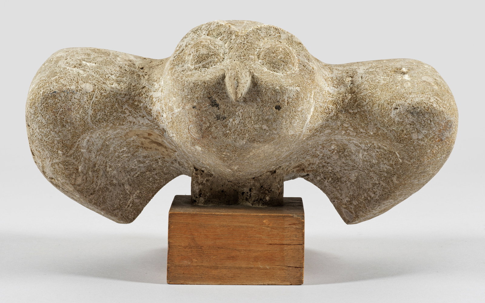 Kurt Schwerdtfeger: (1897 Deutsch Puddiger/Westpommerrn - 1966 Himmelsthür/Hildesheim) Eule Muschelkalk; Holzplinthe. Unterhalb auf Klebeetikett bez.; In moderner Weise stilisierte Skulptur des Bildhauers, der 1920-1924