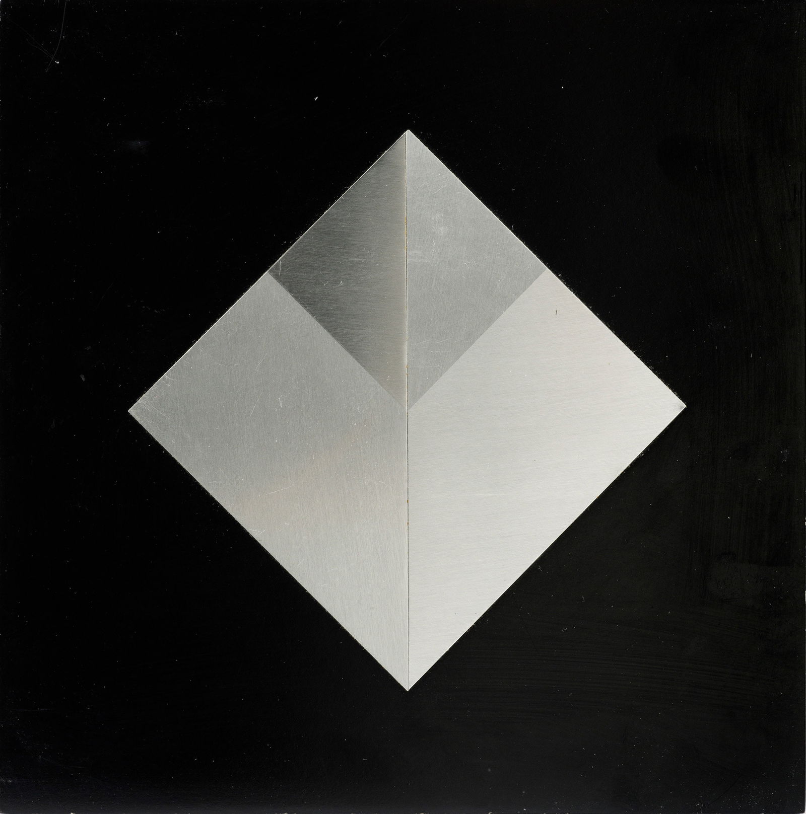 Getulio Alviani: (1939 Udine - 2018 Mailand) "Testura vibratile". Originaltitel Gebürstetes Aluminium auf schwarz lackierter MDF-Platte. Multiple. Verso auf Klebeetikett bez. bzw. im Druck sign. sowie betitelt. Editi