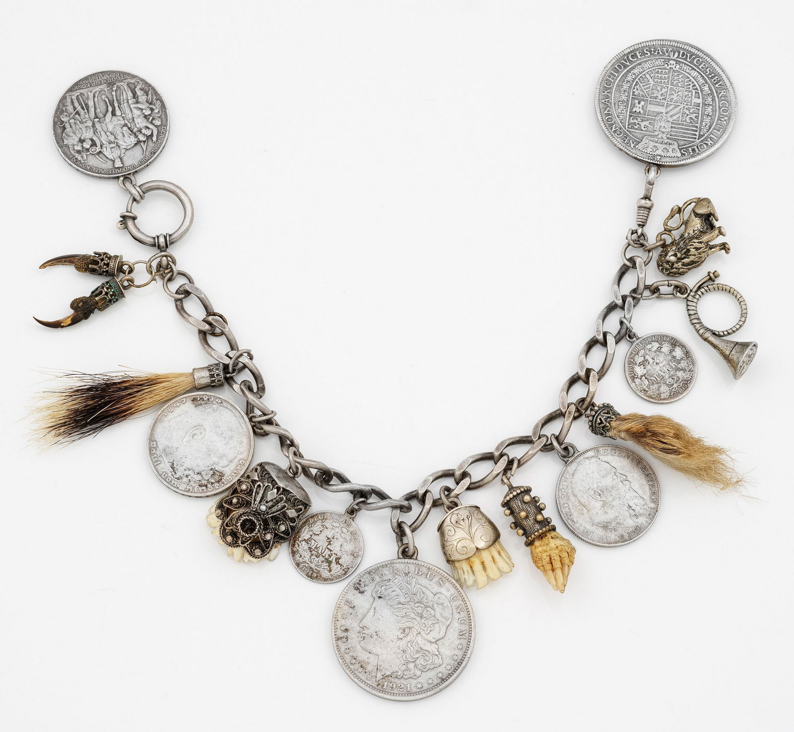 Charivari mit Münz- und Trophäenanhängern (1 of 1)