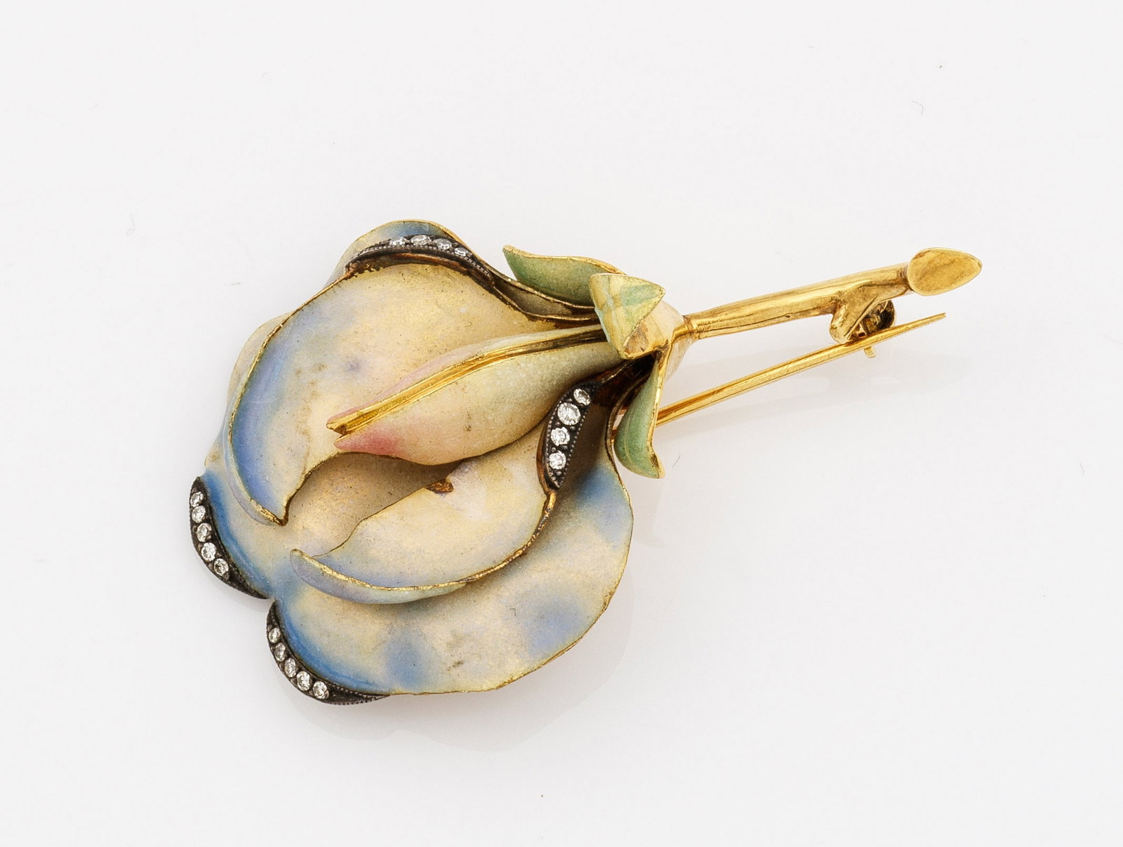 Blütenbrosche aus den 1940er Jahren: Gelbgold, 14 ct., teilw. farbig emailliert. Akzentuiert durch kleine Diamanten. Gew. ca. 17,93 g. Brooch set with coloured enamel and diamonds, in 14 k gold.