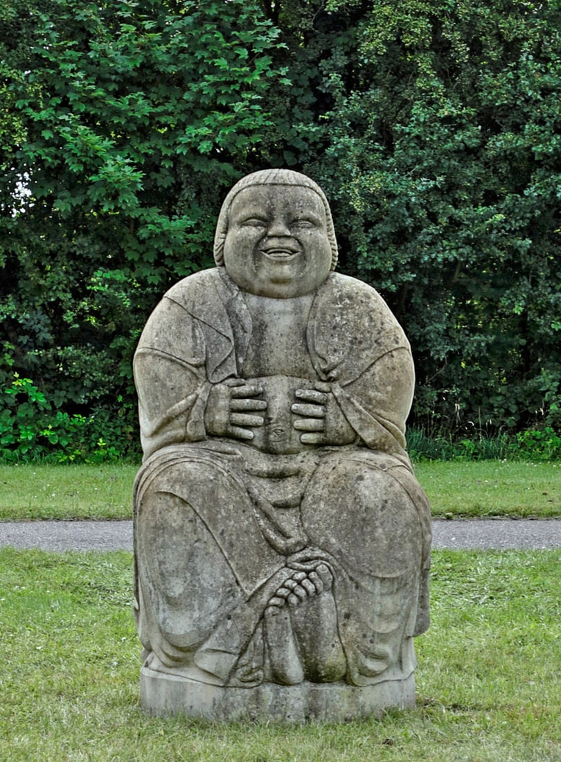 Bernhard Hoetger: (1874 Hörde/Westfalen - 1949 Interlaken/Schweiz) "Bonze des Humors" ("Licht"). Originaltitel Steinguss, 1914/15. Ausführung wohl später. Vgl. Wvz. Drost Nr. 55, Der lachende Buddha basiert auf der