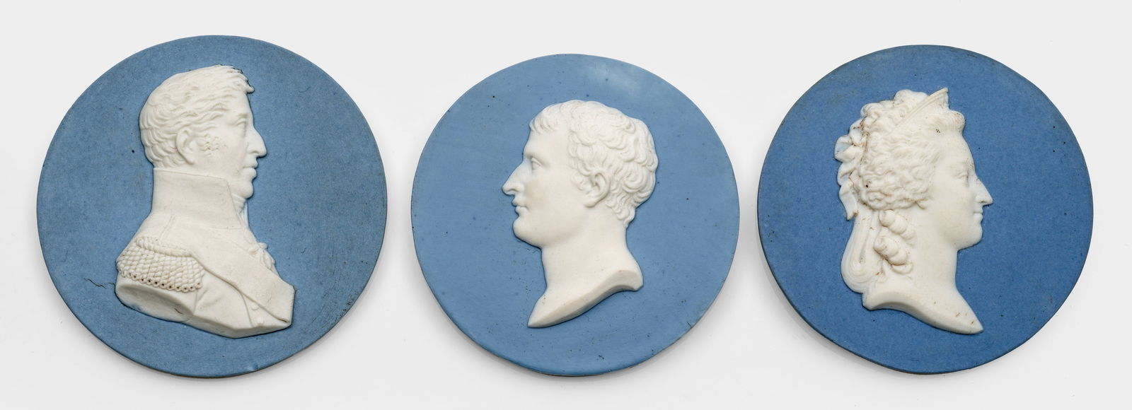 Drei Porträtmedaillons: Hellblau-weiße, sog. Jasperware. Runde Form. Reliefplastische Biskuit-Porträts bedeutender Persönlichkeiten, u.a. Charles X. und Marie Antoinette. In der Art der klassizistischen Reliefauflagen aus