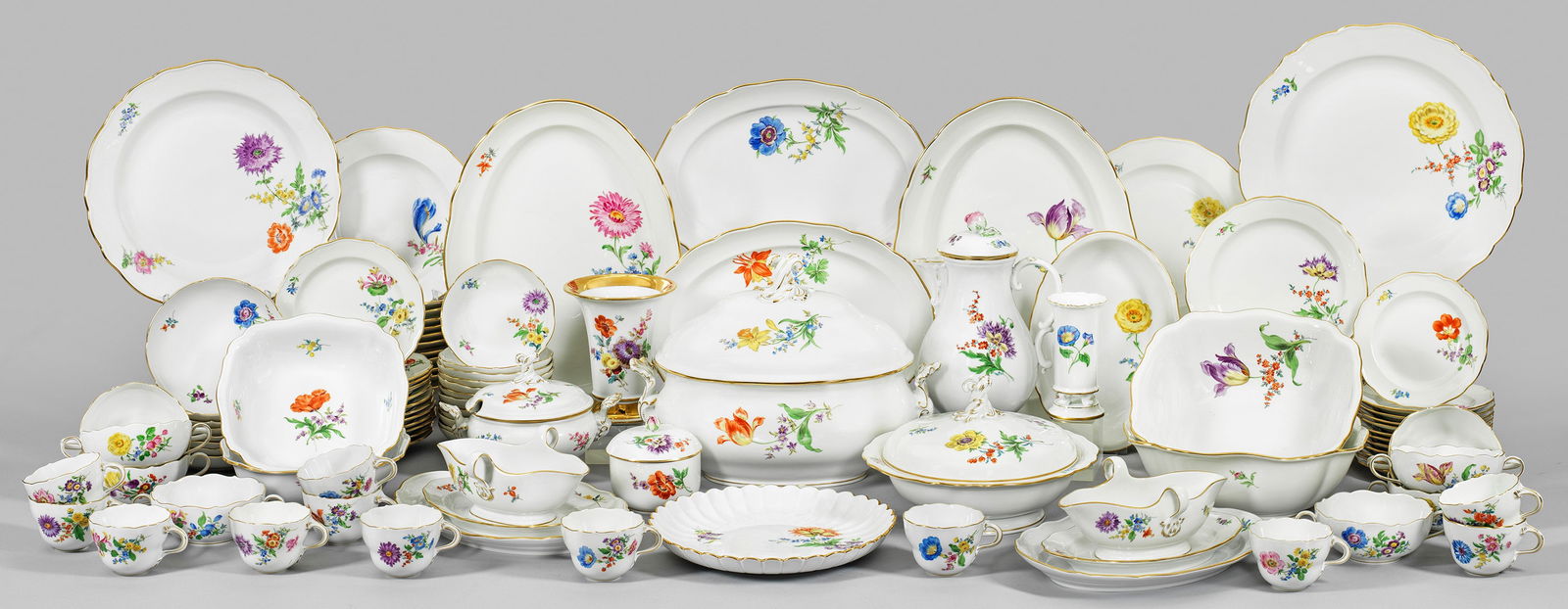 Speise- und Kaffeeservice mit Dekor "Deutsche Blume": 103-tlg.; Kaffeekanne und 12 -tassen mit Untertassen, Zuckerdose, Kuchen- und Gebäckschale, 12 Brot-, 12 Kuchen-, 12 Dessert-, 12 Speise- und 12 Suppenteller, 8 Suppentassen mit Untertassen, kleine u