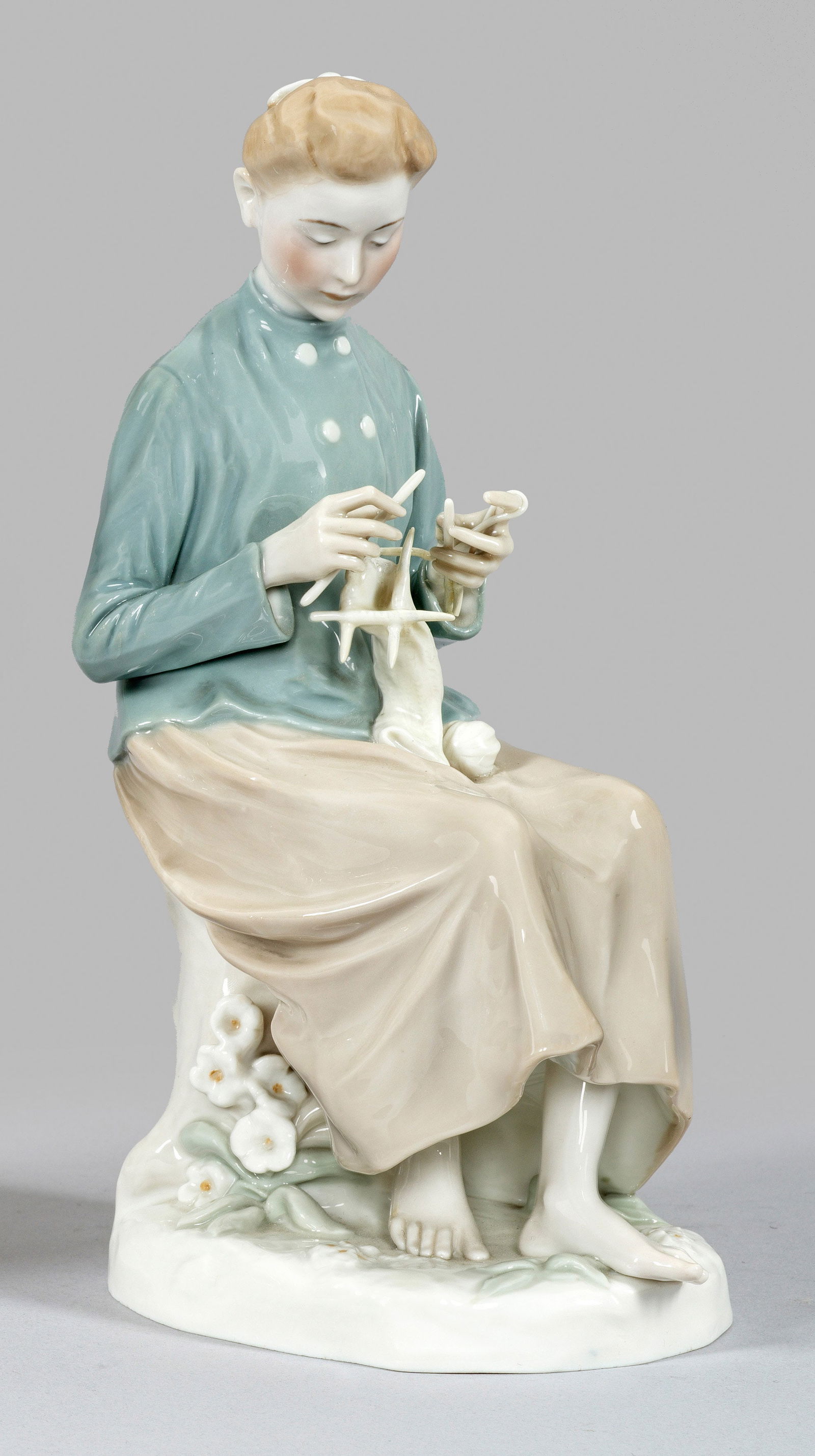 Jugendstil-Figur "Strickendes Mädchen" (1 of 1)
