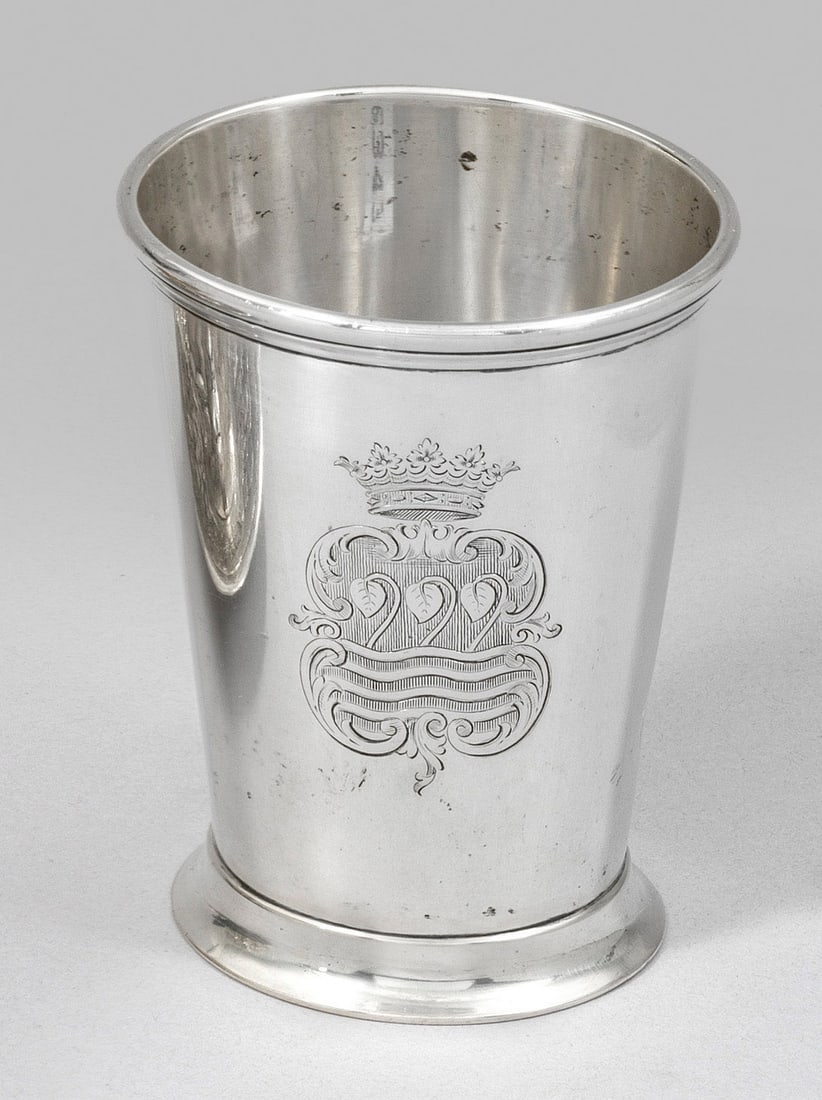 Schwerer Becher: Silber. Konischer Becher, schauseitig mit graviertem Wappen der Grafen von Bernstorff. Boden graviert "Graf Arthur Bernstorff-Wedendorf". Gest. 800, Herstellerzeichen. Gew. ca. 195 g. H. 9,3 cm. Arthu