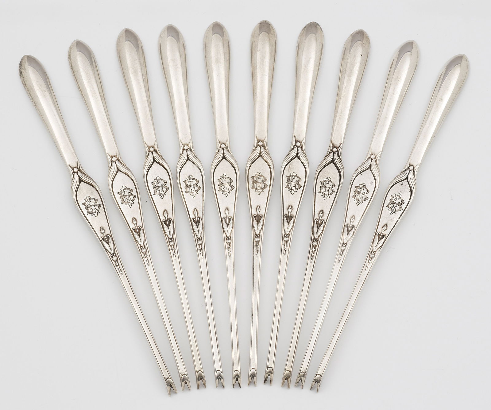 Satz von zehn Jugendstil-Hummergabeln: Silber. Randprofiliertes Heft mit vegetabilen, sich zu einer Knospe verjüngenden Zügen. Dekor "Bremer Lilie". Monogr. "LB". Entw. Hugo Leven. Gest. 800, Herstellerzeichen. Gew. zus. ca. 320 g. L. 19
