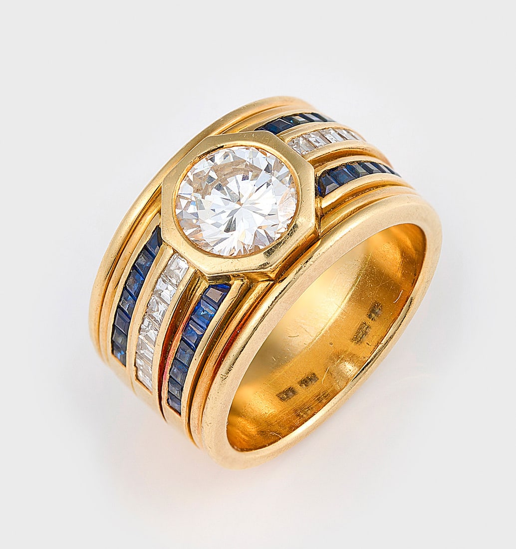 Bandring mit Brillantsolitär von Georg Hornemann, Düsseldorf: Gelbgold, gest. 750. Profilierte Bandform, zentral besetzt mit Brillantsolitär von ca. 1,35 ct. (G-H/vvs), in oktogonaler Zargenfassung, flankiert durch Diamanten von zus. ca. 0,55 ct. im Princesscut