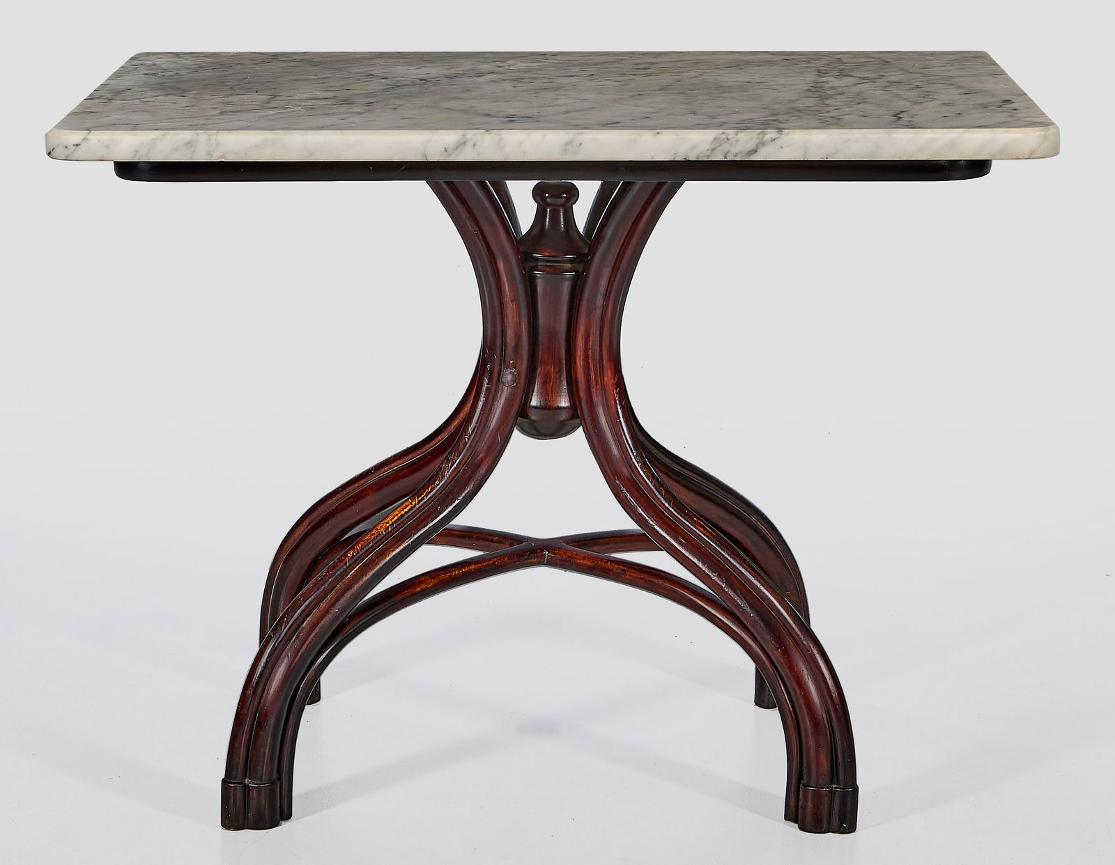 Caféhaus-Tisch nach einem Entwurf von Adolf Loos: Buchenholz, mahagonifarben gebeizt und weißer, hellgrau gemaserter Marmor. Gestell aus stark geschwungenen, gebündelt angeordneten Bugholzstäben, unterhalb durch gebogte Stäbe verbunden. Kräftige