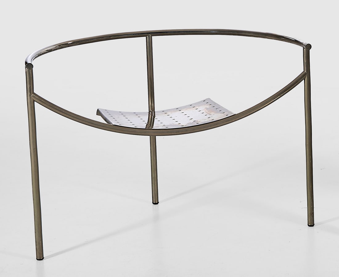 Armlehnstuhl "Doctor Sonderbar" von Philippe Starck: Stahlrohr, perforiertes Stahlblech, verchromt. Breiter, offen gestalteter Korpus aus gegeneinandergestellten, teilw. gebogten Rundstäben. Flach gemuldete Sitzfläche mit Lochmuster im Rapport. Bez. X