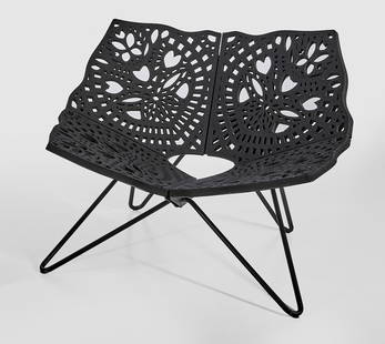 Loungesessel "Prince Chair" von Louise Campbell: Schwarz pulverbeschichteter Stahl, Neopren-Gummi und schwarzer Filz. Über schräggestellten, abgekanteten Rundstäben ornamental durchbrochen gearbeitete Sitzschale. Unbez. Entw. Louise Campbell, 200