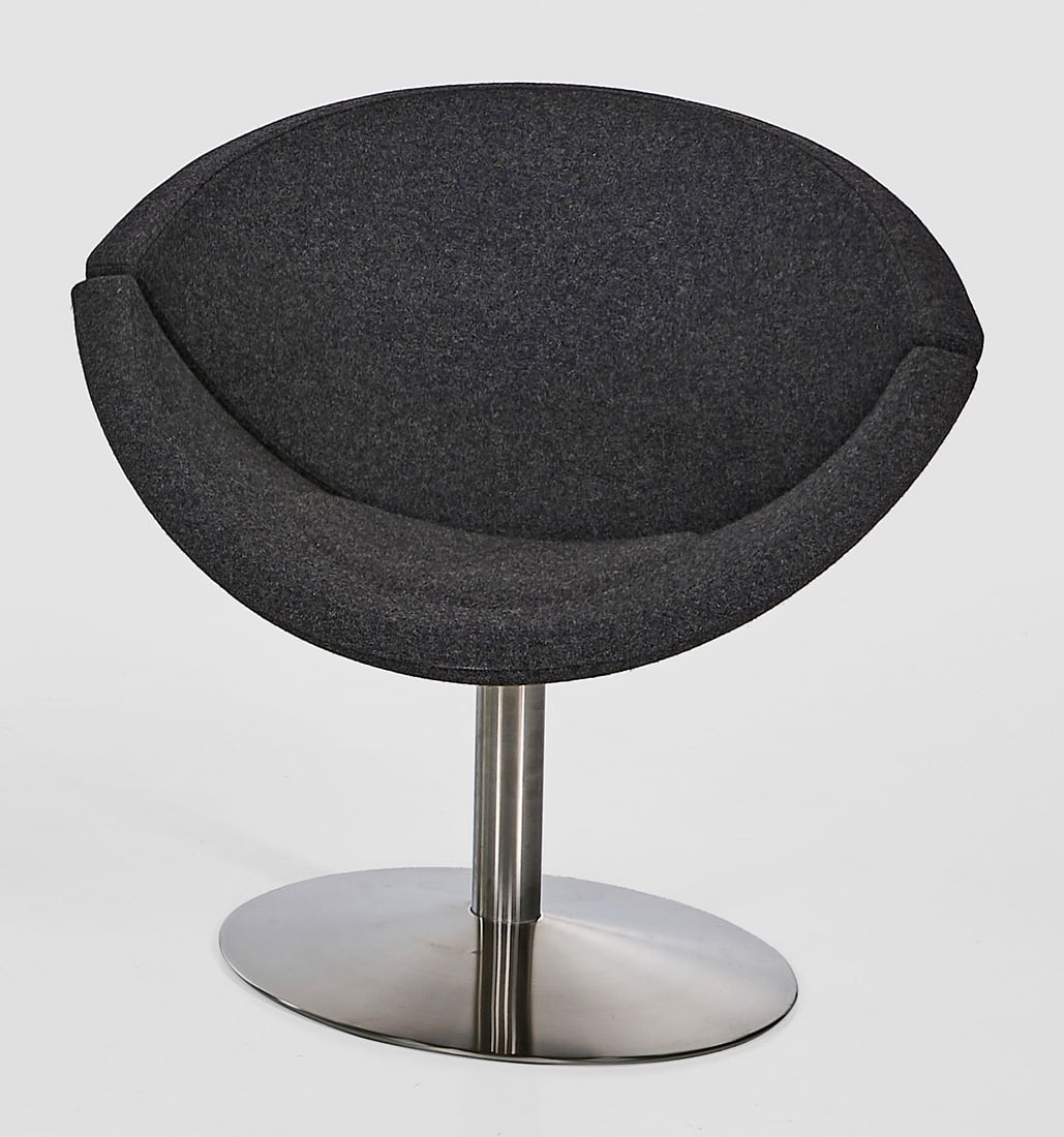 "Apollo"-Sessel: von Peter Horst Lorenzen und Johannes Foersom Modell Edelstahl und gefilzter Wollstoff. Über flachem Rundfuß zylinderförmiger Schaft als Träger für runde, drehbare, zweigeteilte Sitzschale. Unbez