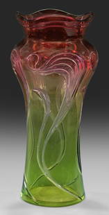 Seltene Jugendstil-Vase von Henry van de Velde: Hohe, gestreckte, geschweifte Form mit vierfach gewelltem Rand. Farbloses Glas, verlaufend hellgrün und himbeerrot überfangen. Sich vierfach wiederholender Schliffdekor aus peitschenhiebartig stilis
