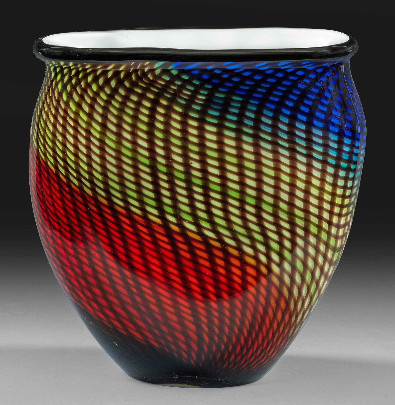 Seltene Vase mit "Mezza filigrana"-Dekor von: Lino Tagliapietra Ovoide, beidseitig abgeplattete Beutelform mit weiter Mündung. Überfangglas, innen weiß, außen farblos, in einer Zwischenschicht "Mezza filigrana"-Dekor aus diagonalen Bändern i