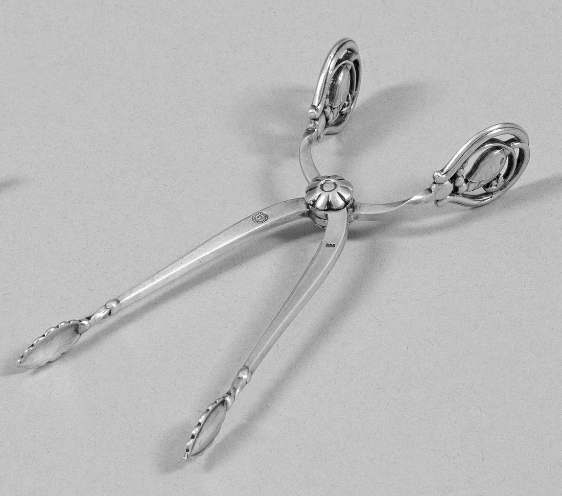 Zuckerzange "Acanthus" von Georg Jensen: Sterlingsilber. Scherenförmig. Sich konisch erweiternder Griff mit Knospenbekrönung. Modell "Königin". Entw. Johan Rohde, 1917. Gew. ca. 25 g. L. 9,5 cm. A Danish Sterling silver sugar tongs modell