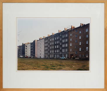 Thomas Struth: (Geb. 1954 Geldern/Niederrhein; Lebt und arbeitet in Berlin) "Bernauerstraße II Berlin". Originaltitel C-Print/Agfa Professional Papier, 1992/1996. Rücks. betitelt mit Ortsangabe Berlin, dat. 1992,