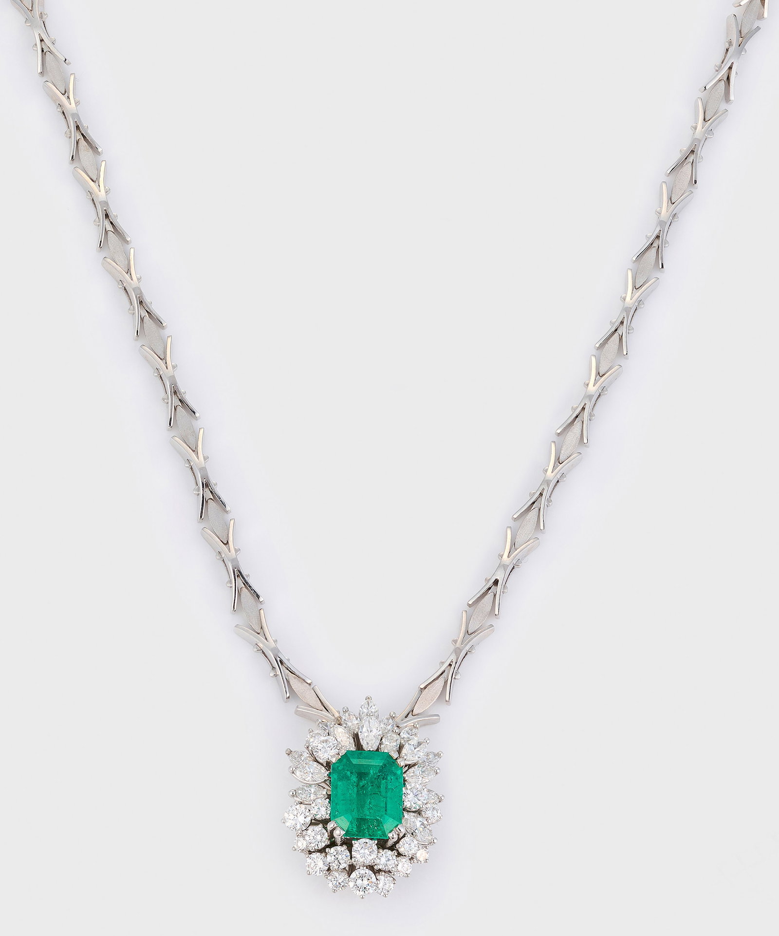 Hochfeines Diamant-Collier mit Muzo-Smaragd (1 of 1)