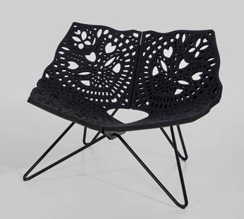 Loungesessel "Prince Chair" von Louise Campbell: Schwarz pulverbeschichteter Stahl, Neopren-Gummi und schwarzer Filz. Über schräggestellten, abgekanteten Rundstäben ornamental durchbrochen gearbeitete Sitzschale. Unbez.; Entw. Louise Campbell, 20