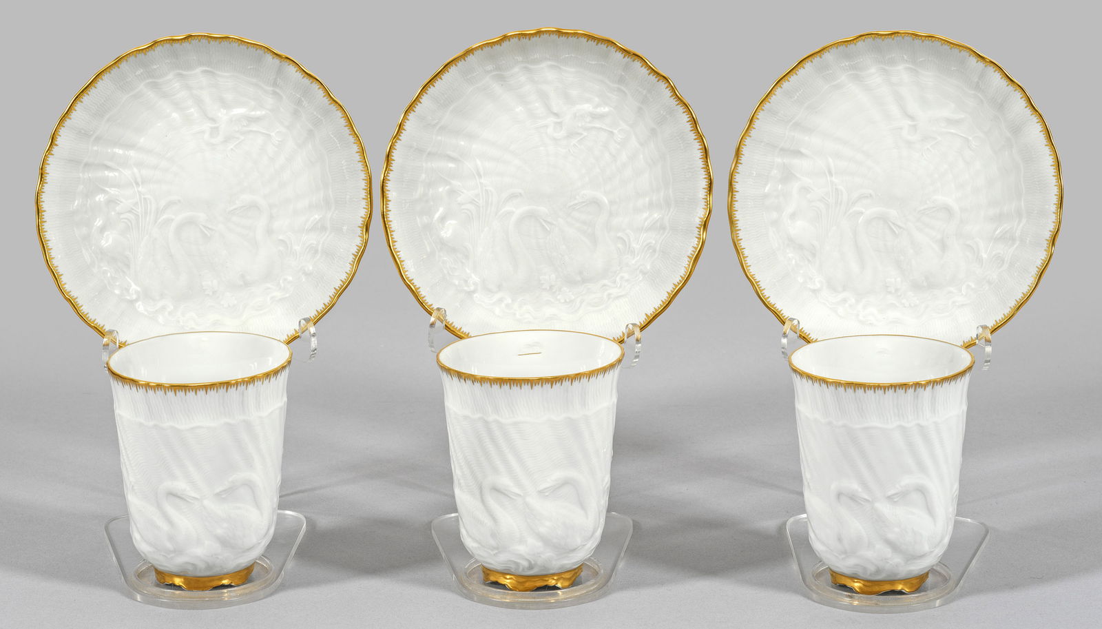 Drei Schokoladenbecher mit Schwanenservice-Dekor (1 of 1)