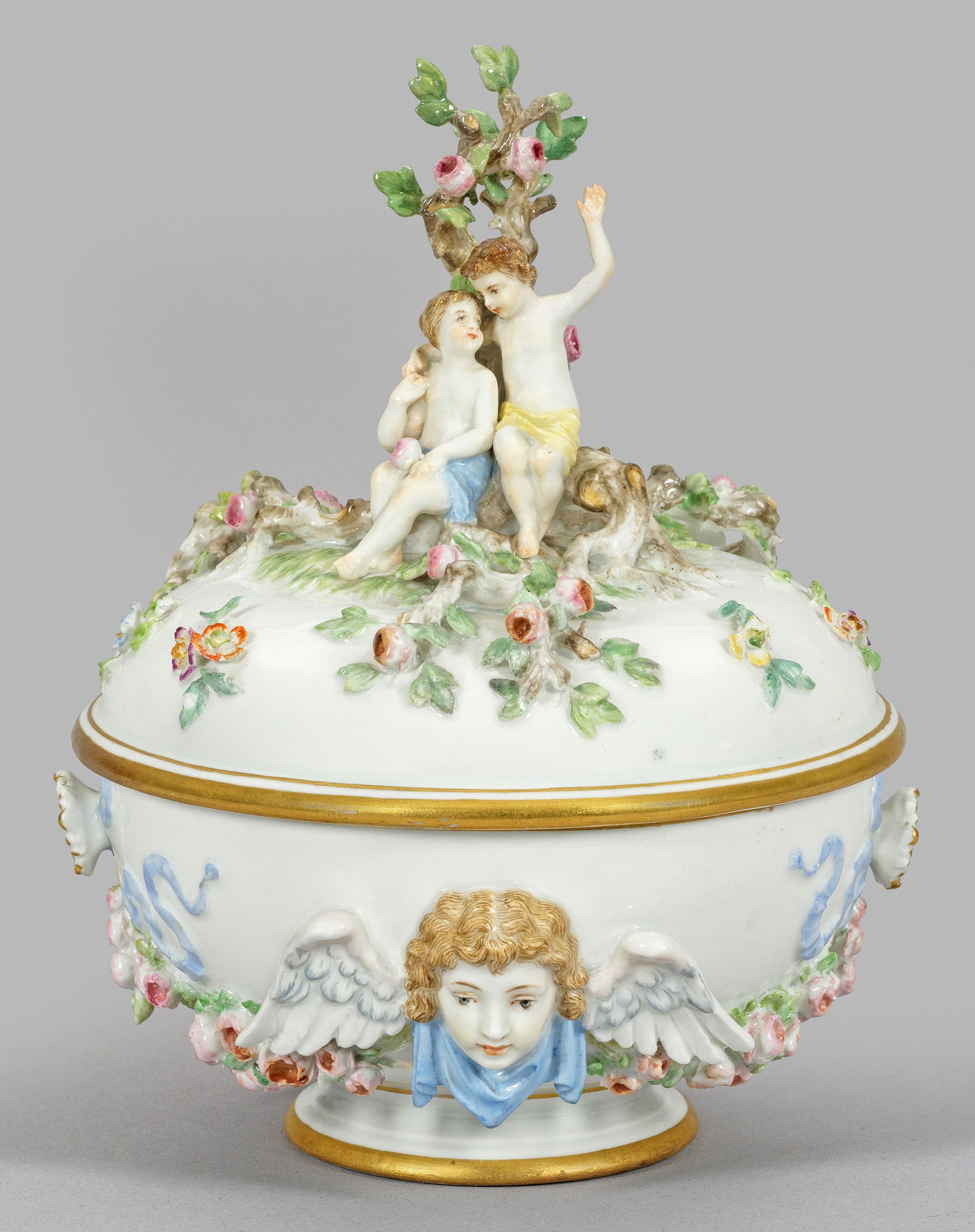 Seltene Meissen Zierdose mit Puttenpaar (1 of 1)