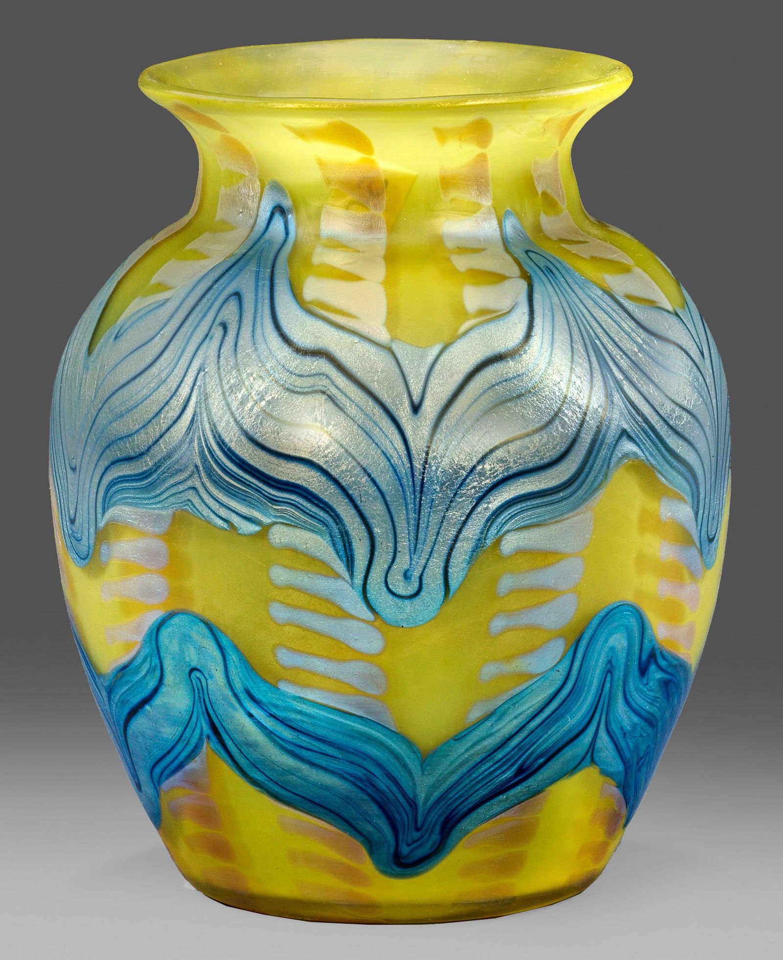Loetz-Vase mit "Phänomen"-Dekor: Ovoide Form, leicht verengter, kurzer Hals, ausschwingender Lippenrand. Aufwendiger, reduzierter und irisierter "Phänomen"-Dekor. Gelber Unterfang, die farblose Deckschicht silbergelb umsponnen, die