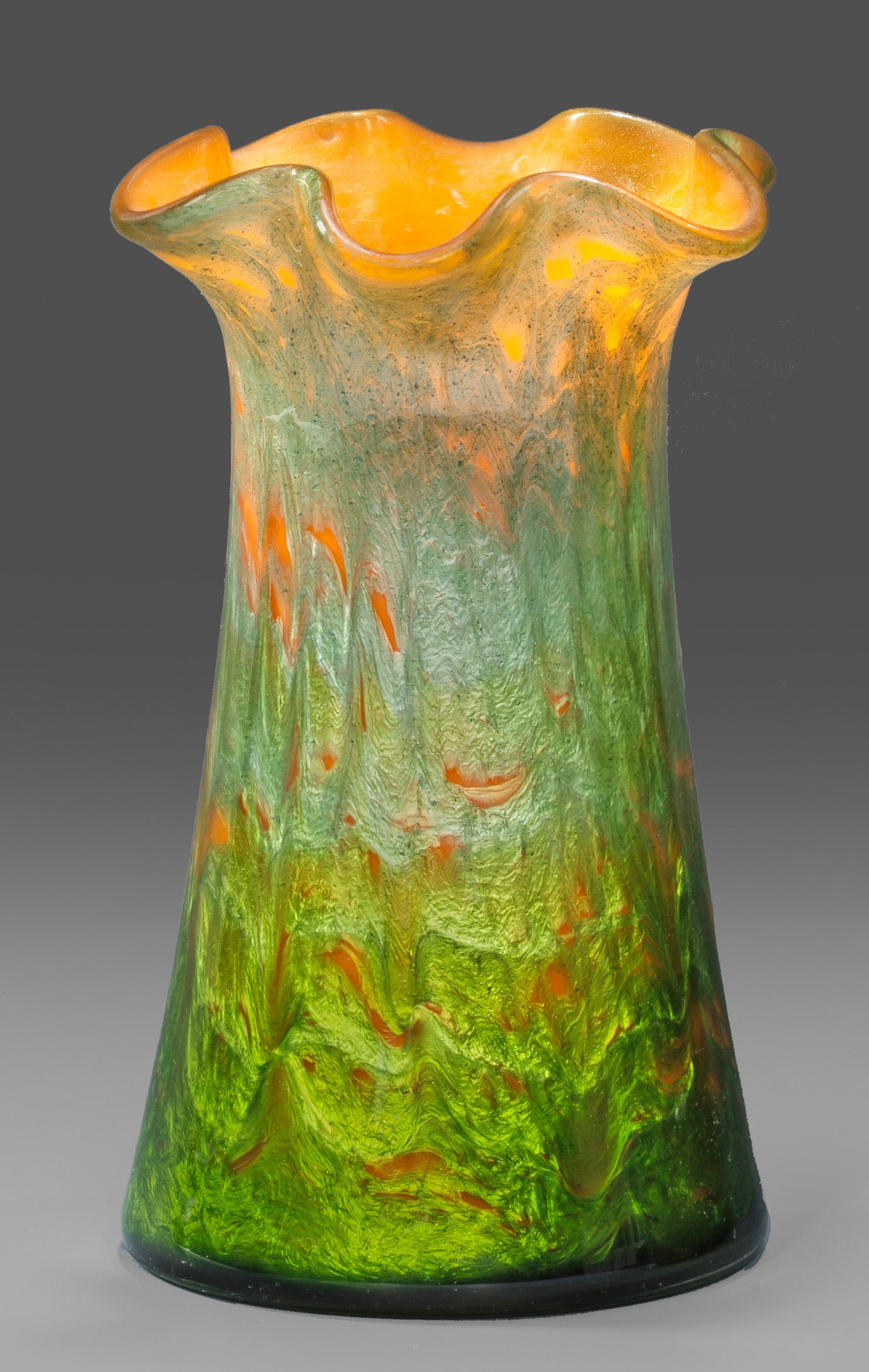 Loetz-Vase mit Dekor "Titania orangeopal": Sich konisch verjüngende Form mit gekniffenem, sechsfach ausgezogenem, gewelltem Rand. Aufwendiger "Titania"-Dekor, farbloses Glas, mit "Orangeopal" unterfangen, in der unteren Hälfte mit einem Stre