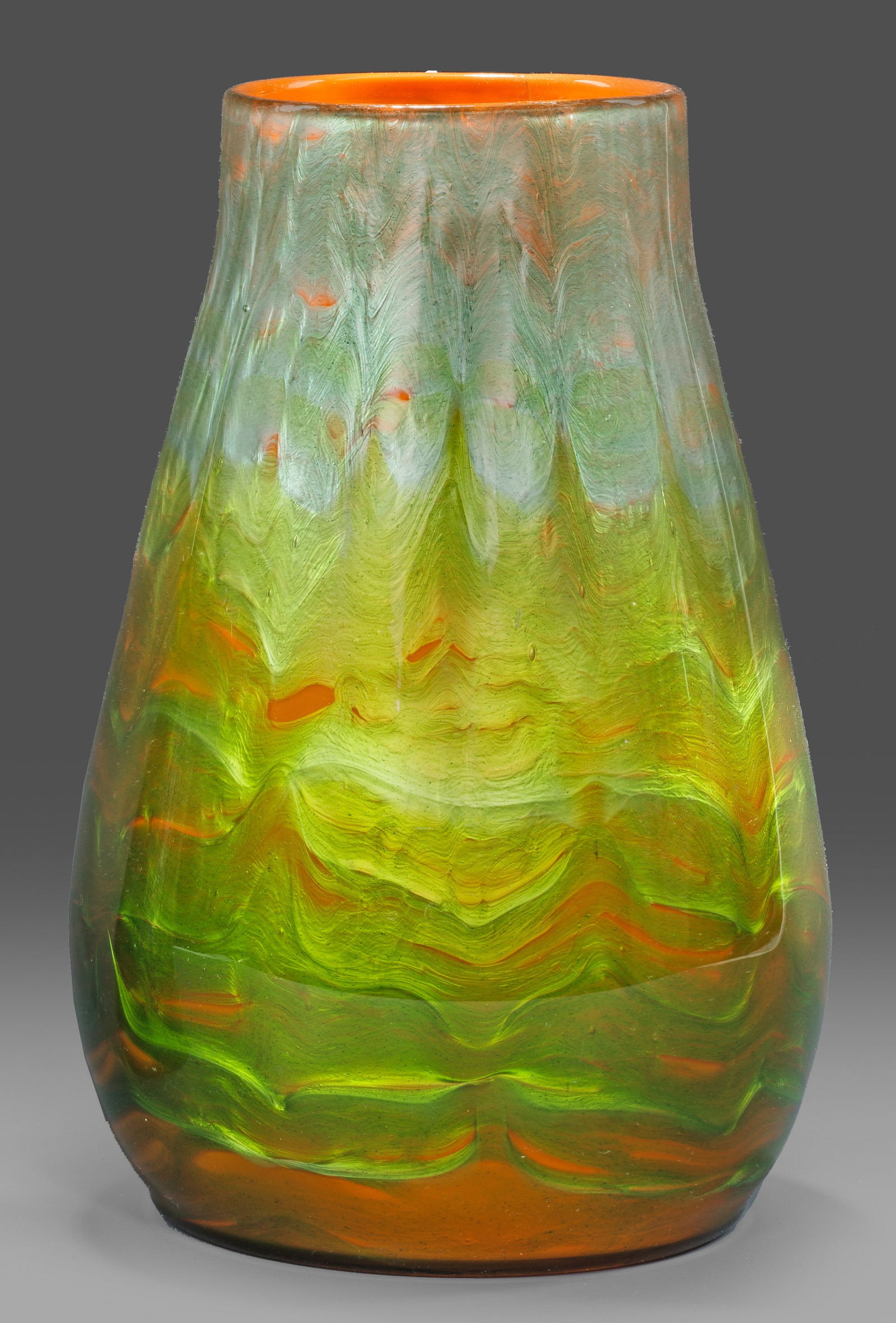 Loetz-Vase mit Dekor "Titania orangeopal" (1 of 1)