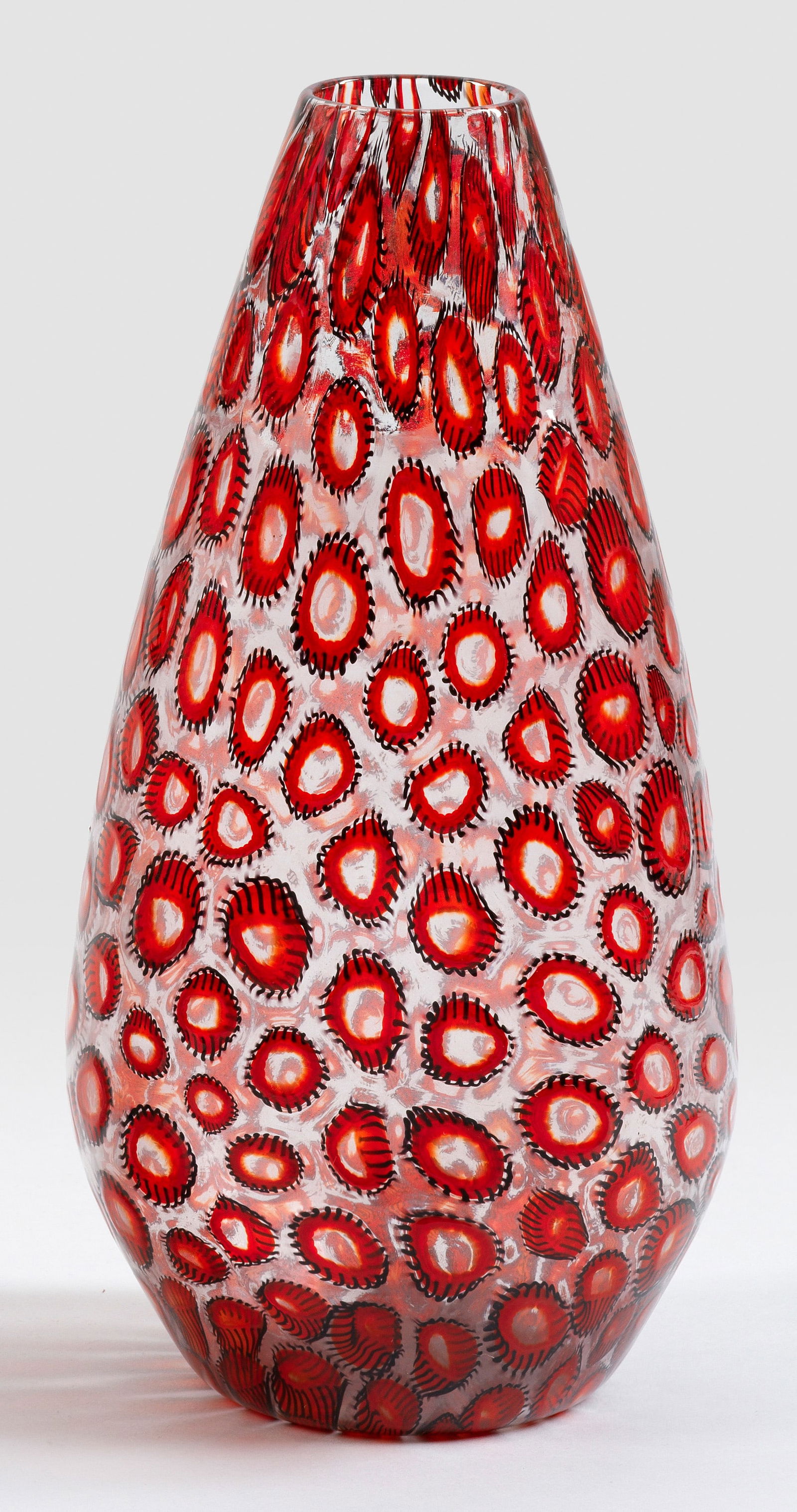 "Murrinen"-Vase: Über farblosem Glas, ganzflächig in Form von konzentrischen Kreisen aufgeschmolzene Murrinen in Rot und Schwarz. Entw. wohl Aldo Nason, um 1959 für Arte Vetreria Muranese. H. 27 cm. Provenienz: Nac