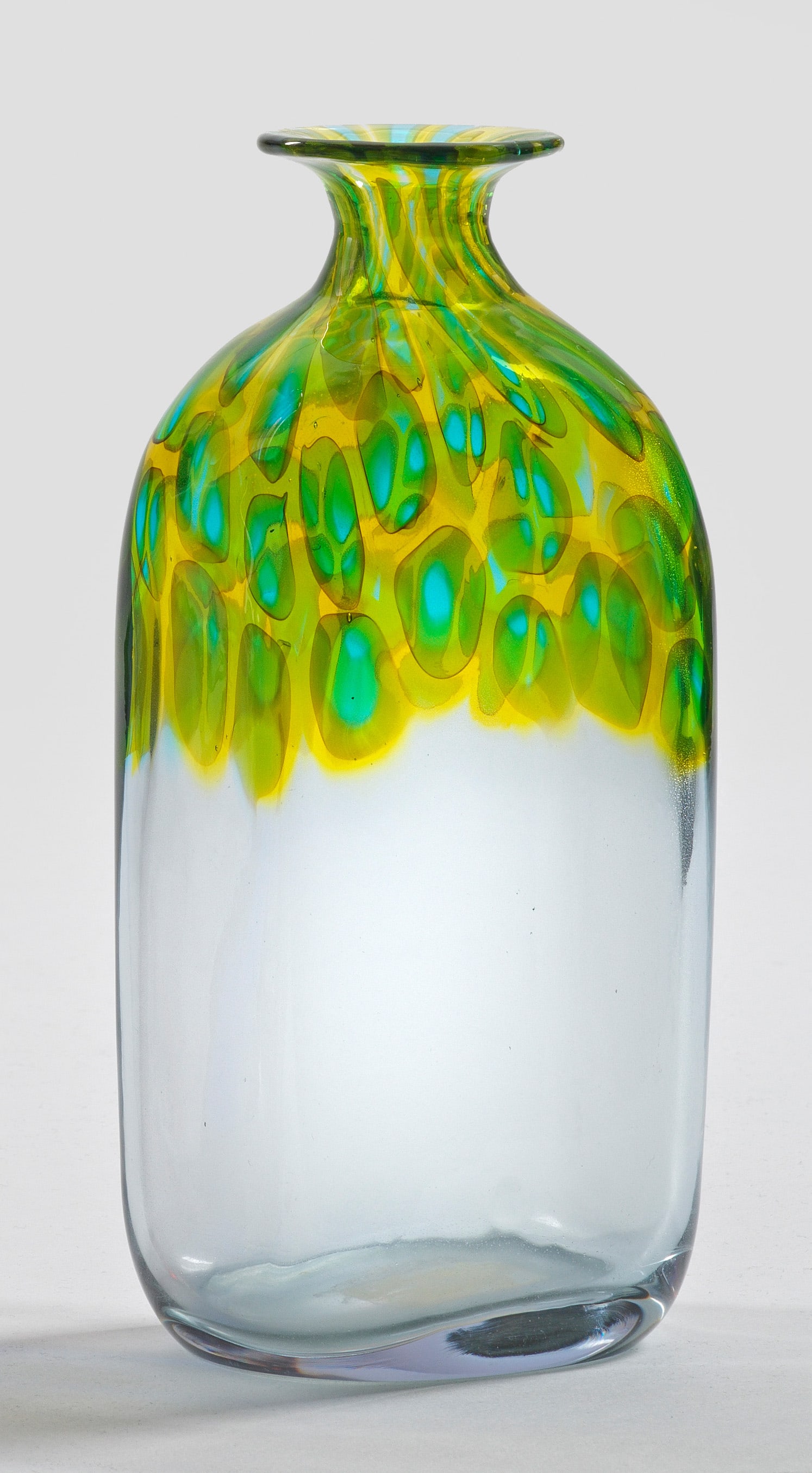 "Murrine"-Vase von Vetreria Gino Cenedese: Überfangglas, farblos, dreireihiges Murrineband in Gelb, Azurblau und teilw. Braun. Entw. Antonio da Ros, 1966. Firmenetikett mit Modellnummer. H. 21 cm. Provenienz: Nachlassauflösung einer süddeut