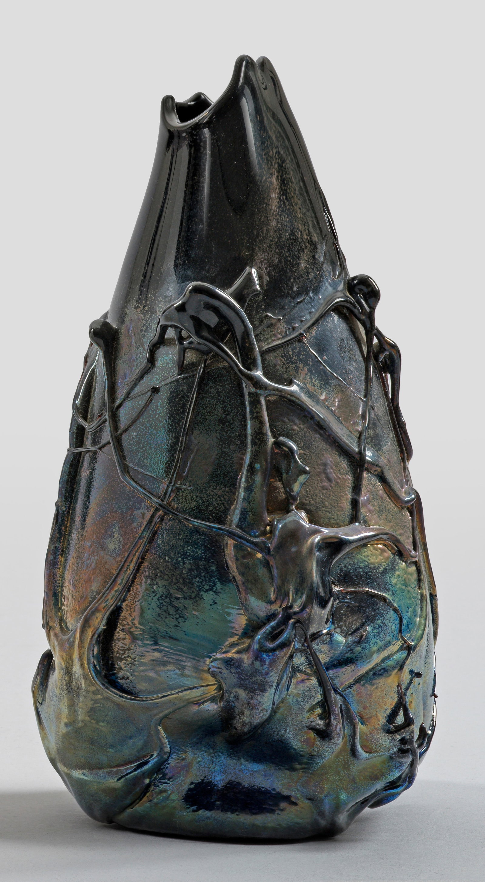 Skulpturenvase: Schwarzes Glas mit blaugrünen Pulveraufschmelzungen. Sign. "Penzofrero". H. 32 cm. Provenienz: Nachlassauflösung einer süddeutschen Privatsammlung - Teil I. An Italian probably Murano sculpture gla