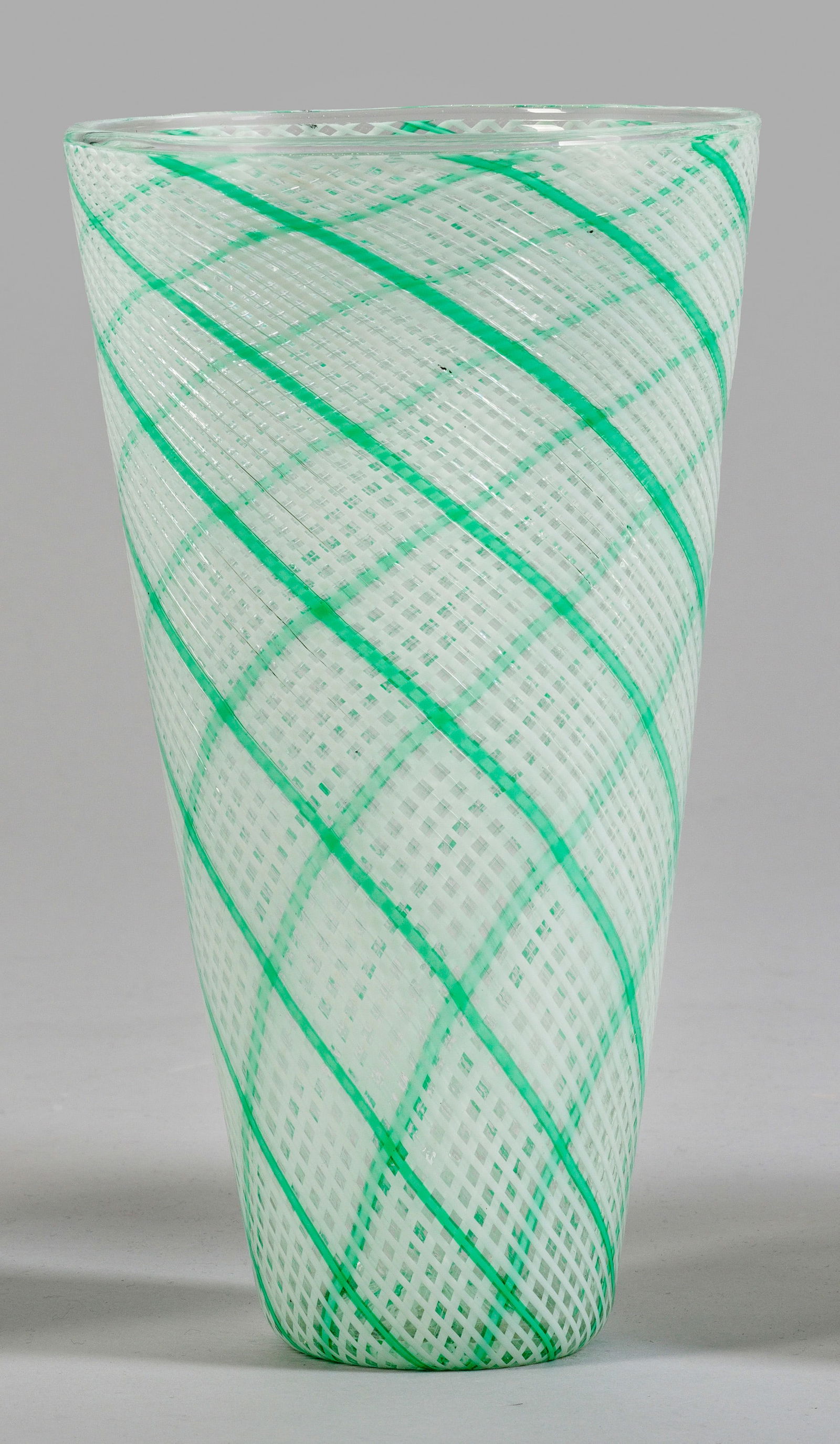 "Reticello"-Vase von Aureliano Toso: Farbloses Glas, der Korpus mit "Reticello"-Netzdekor aus feinen weißen und hellgrünen Fäden. Entw. Dino Martens, um 1950. H. 27 cm. Provenienz: Nachlassauflösung einer süddeutschen Privatsammlung