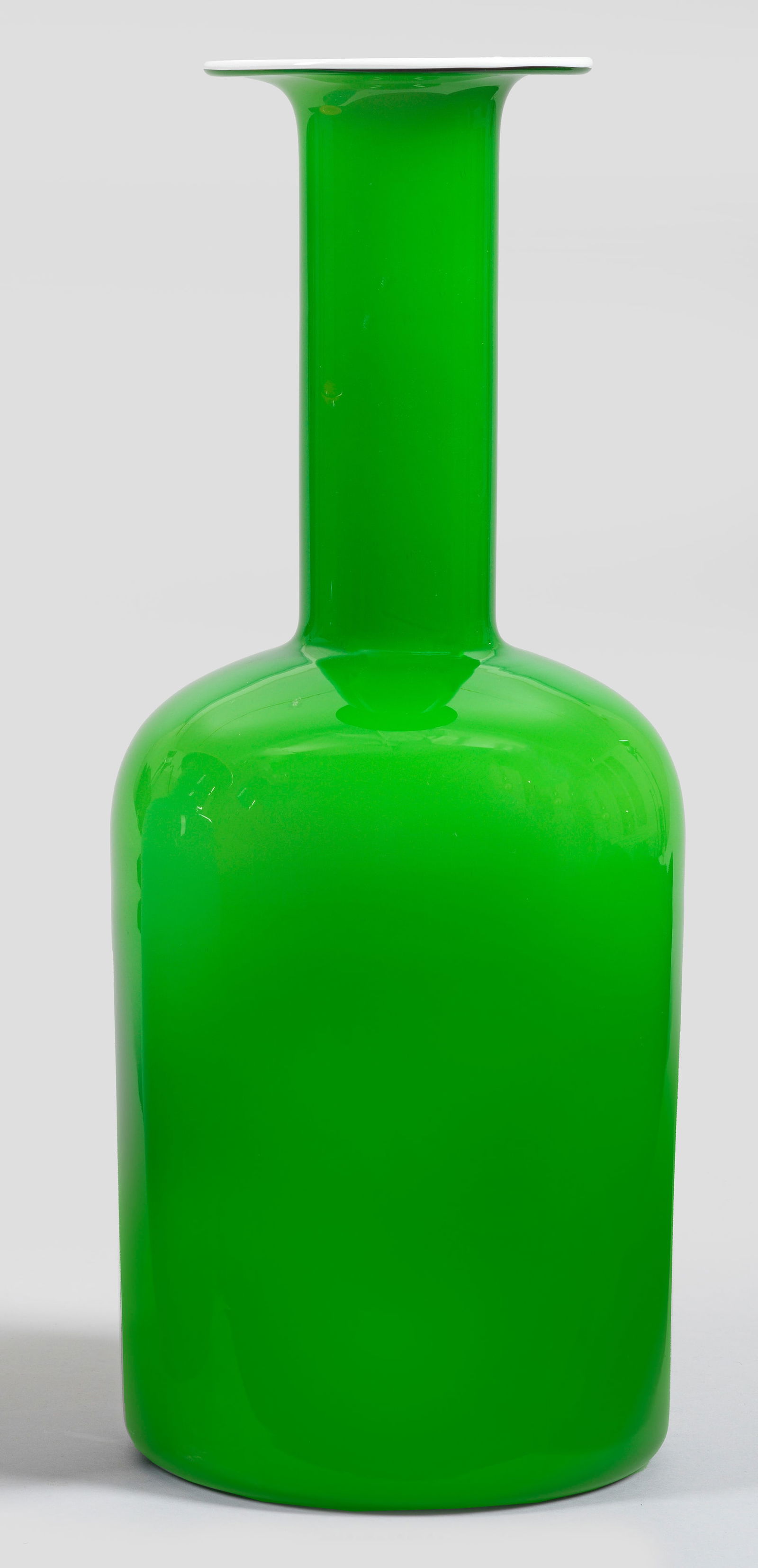 "Gulvase"-Flaschenvase von Holmegaard Glasvaerk: Flaschenvase in apfelgrünem Glas mit weißem Unterfang. Entw. Otto Brauer, 1950er Jahre für Holmegaard Glasvaerk. H. 44 cm. Provenienz: Nachlassauflösung einer süddeutschen Privatsammlung - Teil I