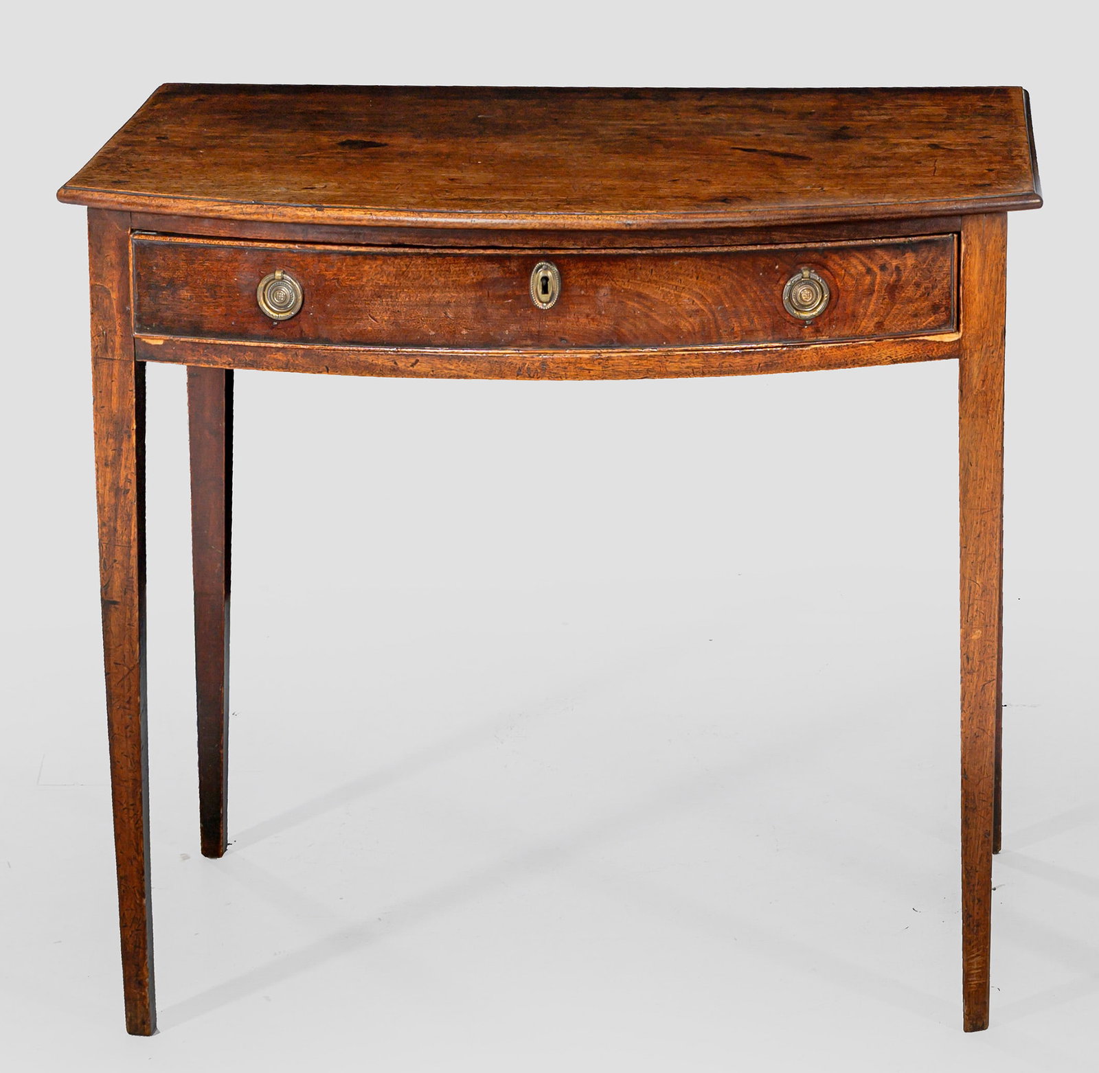 Regency-Konsoltisch: Mahagoni. Gerader Zargenkasten auf konischen Vierkantbeinen. In der Front breites, bombiertes Schubfach. Gering überstehende Deckplatte. H. 72 cm. 78 cm x 46 cm. An English mahogany Regency console t