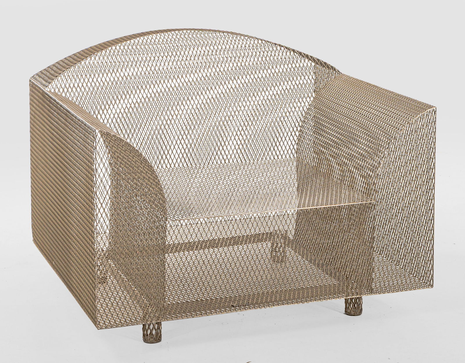 Designsessel "How high is the moon" von Shiro Kuramata: Vernickeltes Stahlgitter. Rechteckiger Korpus auf weit zurückgesetzten Rundfüßen. Leicht gemuldete Sitzfläche, breite Armlehnen und gewölbte Rückenlehne. Herstellerzeichen. Entw. Shiro Kuramata,