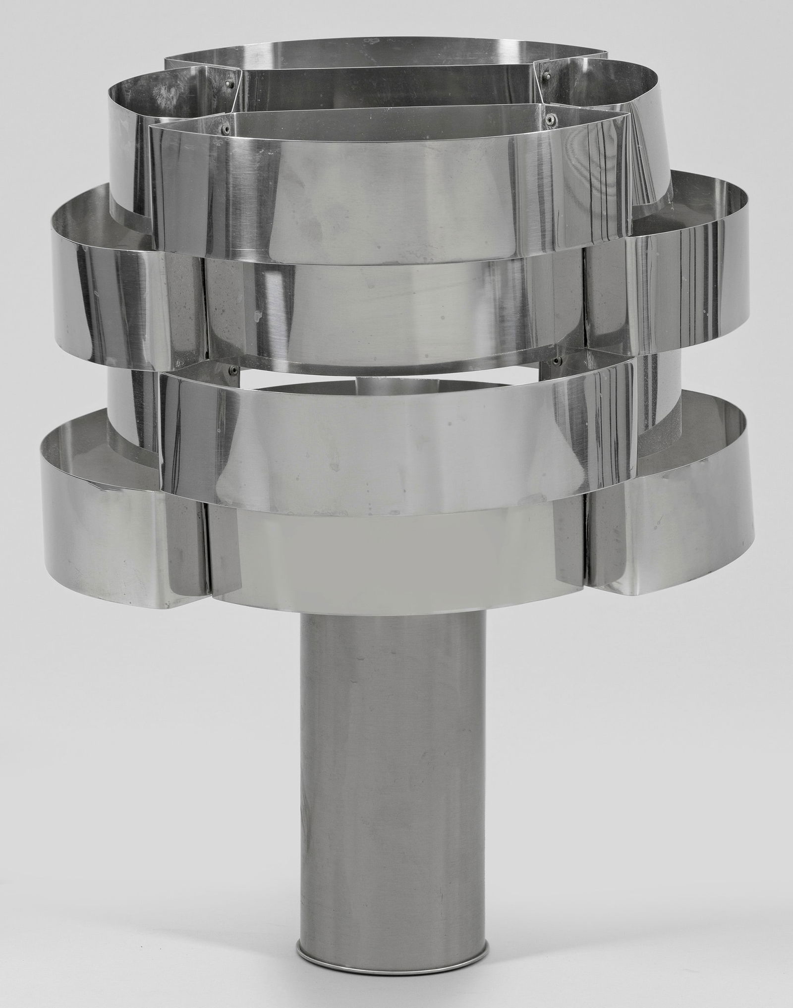 Vintage Tischlampe: zugeschrieben an Max Sauze 1-flg.; Metall verchromt und Edelstahl. Zylinderförmiger Schaft als Träger für Leuchtmittel sowie offen gestalteten Lampenschirm aus gebogten Streben. Elektrifiziert. Ent