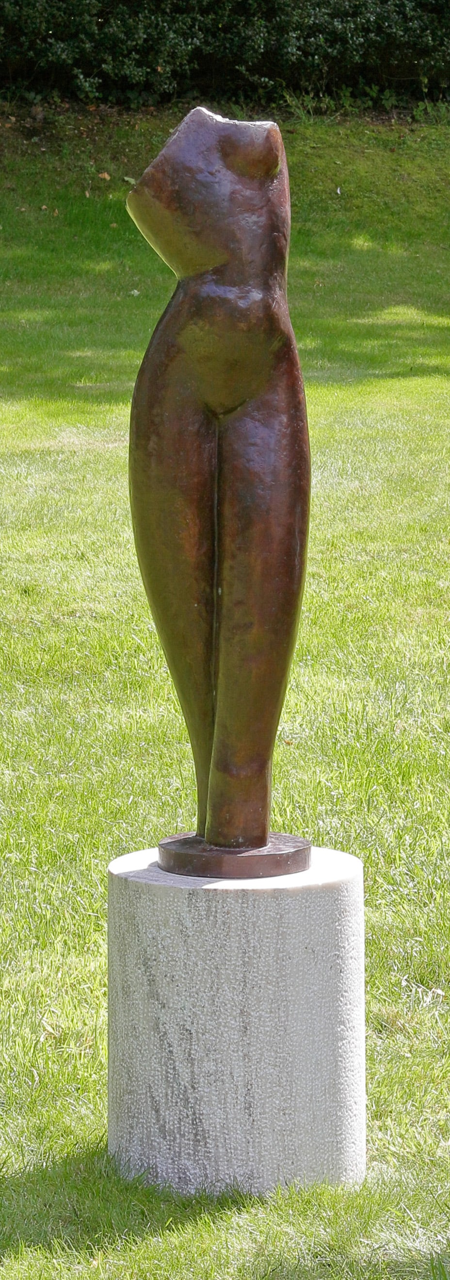 Alexander Archipenko: (1887 Kiew - 1964 New York) nach Weiblicher Torso Große Bronze, dunkelbraun patiniert. Weißer Marmorsockel. Posthumer, zeitgenössischer Guss nach einer um 1920 geschaffenen Skulptur Archipenkos. Di
