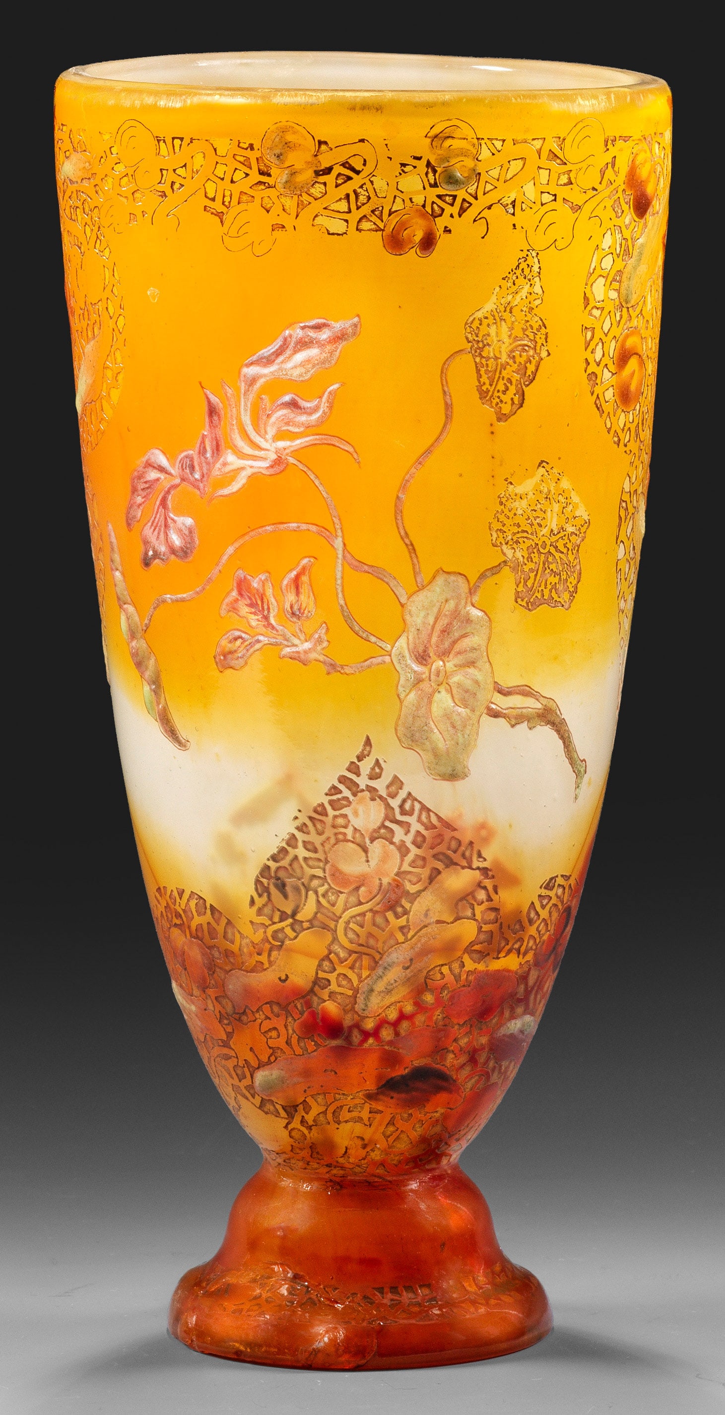 Frühe Pokal-Vase von Emile Gallé: Auf glockenförmigem, geschweiftem, massivem Fuß spitzovoider, ins Oval gedrückter, sich zur Mündung weitender Korpus. Überfangglas, farblos, milchig-weiß opalisierend, gelbe und karneolfarbene,