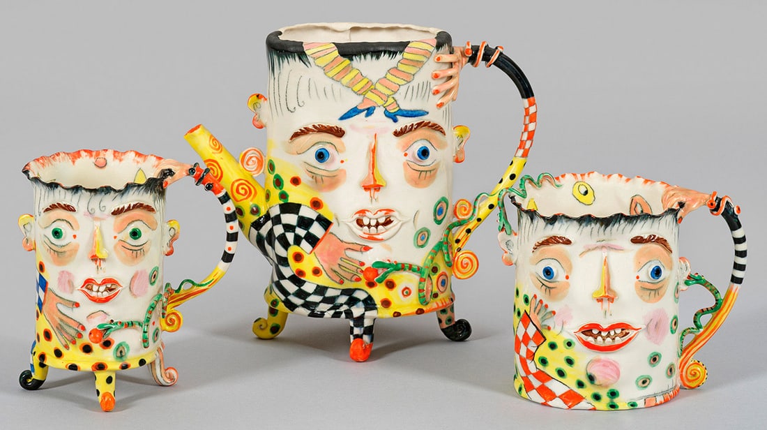 Humoristische Zierkanne mit zwei Henkelbechern (1 of 1)