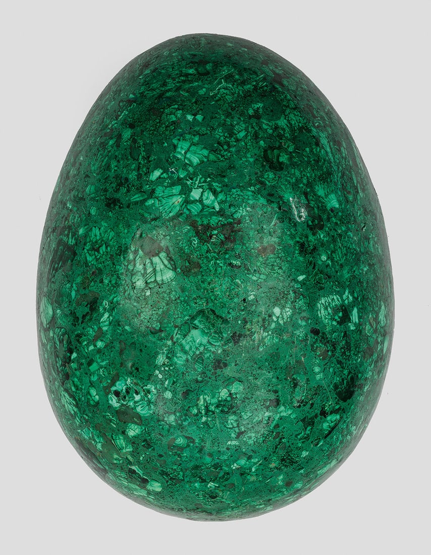 Großes Malachit-Ei: Flächendeckender Fond aus fein gemasertem Malachit. Best.; rest. H. 38 cm. Provenienz: Auflösung einer bedeutenden Kunstgalerie, Villa Oppenheimer/Berlin-Grunewald. A large Russian malachite egg. Ch