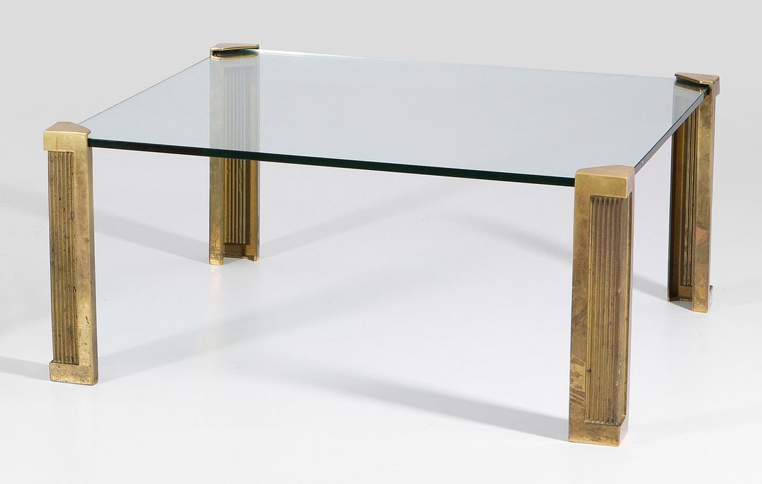 Couchtisch von Peter Ghyczy: Bronze und farbloses Glas. Gekantete, teilw. godronierte Streben als Träger für quadratische Deckplatte. Herstellerzeichen. Entw. Peter Ghyczy, 1970er Jahre. H. 44,5 cm. 100 cm x 100 cm. A Dutch bro