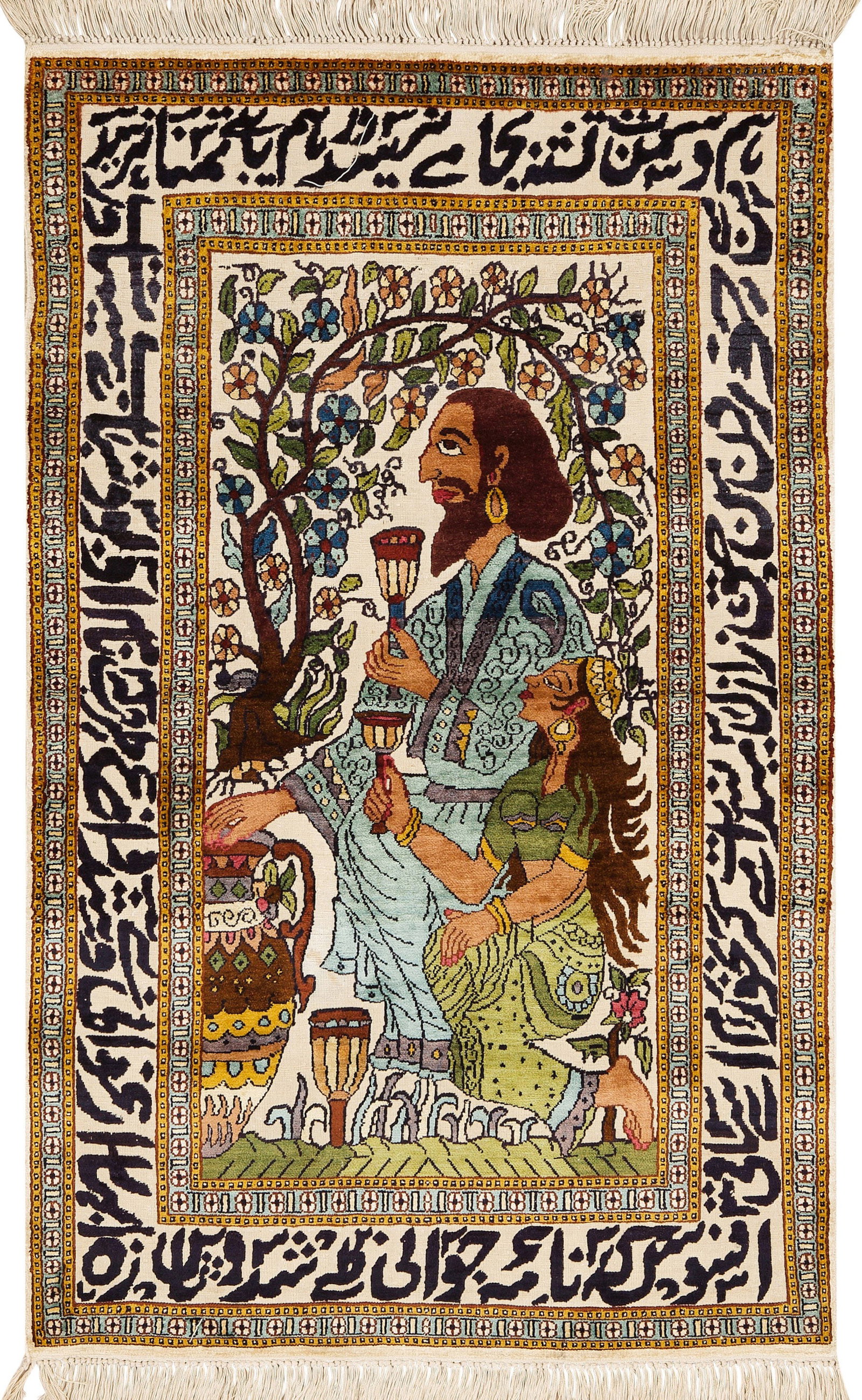 Kleiner Kaschmir-Bildteppich: Indien. Seide auf Baumwolle. Reliefmuster. Im Innenfeld szenisch angelegte Darstellung. Umlaufend breite Bordüre aus Gedichtversen, begrenzt von schmalen Bändern. 122 cm x 76 cm. A small Indian Kash
