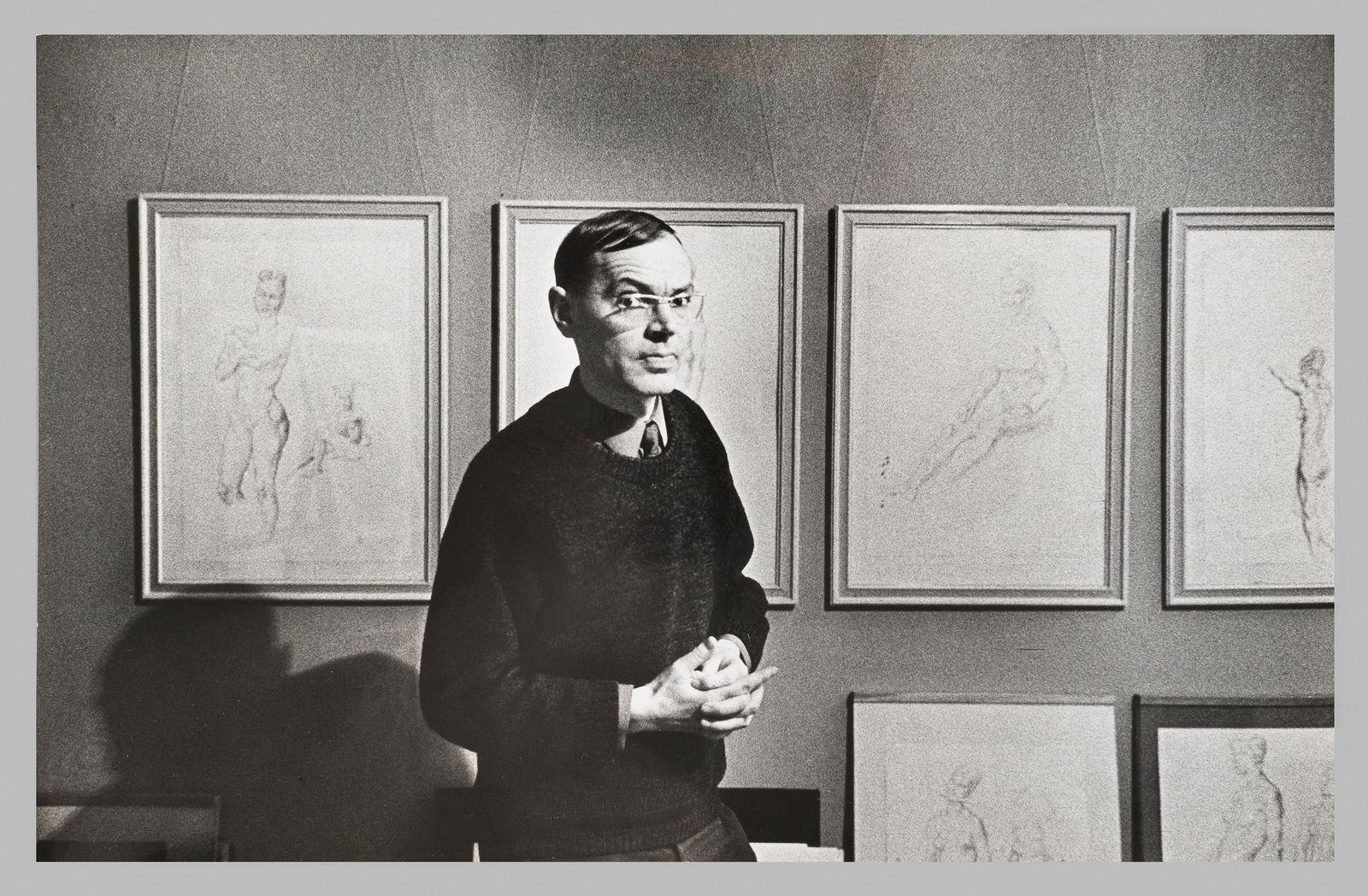 Evelyn Richter: (1930 Bautzen - 2021 Dresden) "Werner Tübke". Originaltitel. Um 1969. Silbergelatine-Abzug. Rücks. Copyright-Stempel Evelyn Richter VDJ/ Leipzig (…). Fotografie ca. 18,7 cm x 29,3 cm. Minim. Alter