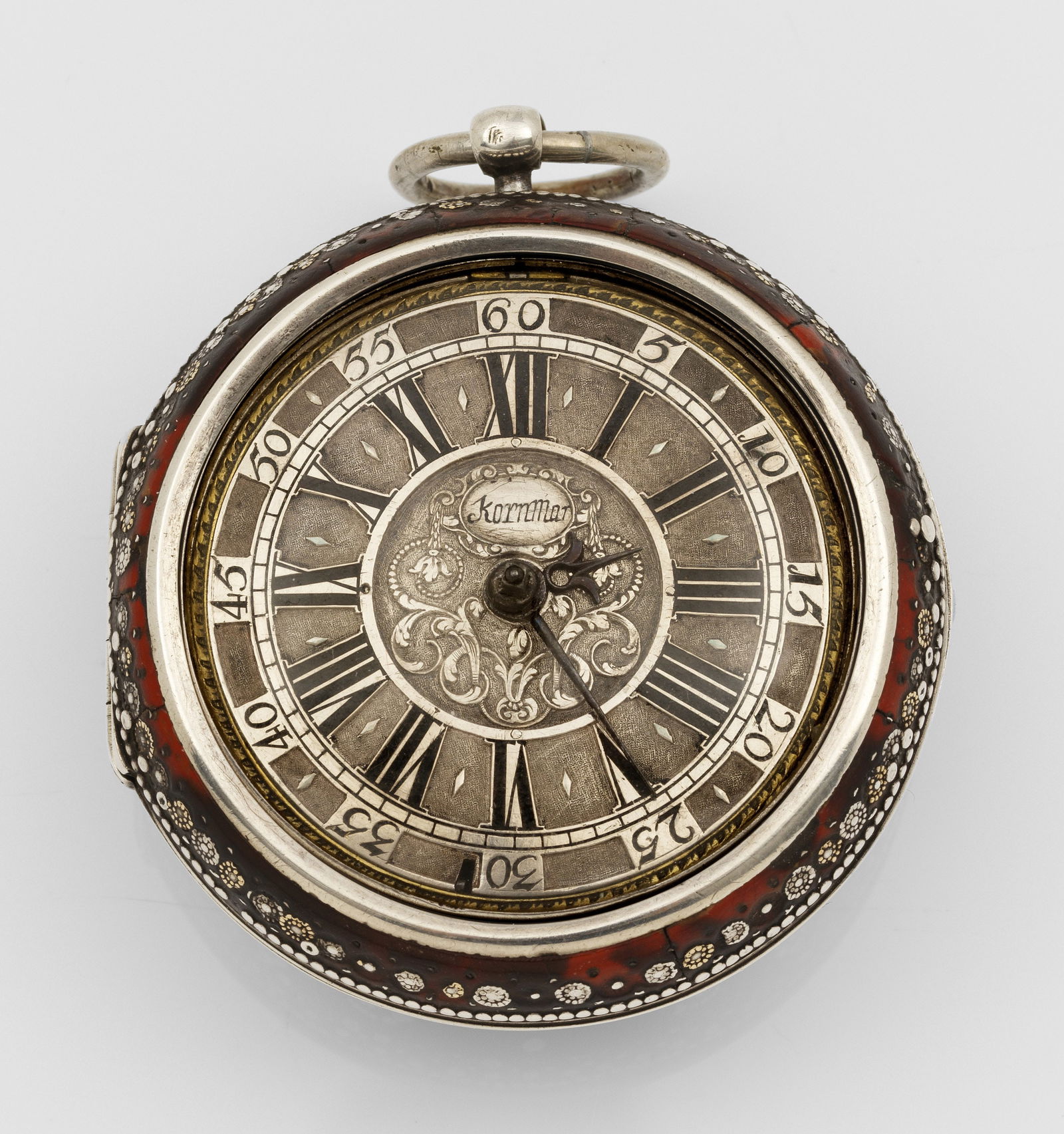 Friedberger Doppelgehäuse-Spindeltaschenuhr: von Johann Kornmann Silber. Übergehäuse mit flächendeckendem Fond aus Schildpatt sowie aufwändigem ornamental punziertem Dekor aus Volutenspangen. Rundes, glattes, verglastes Innengehäuse, gest.