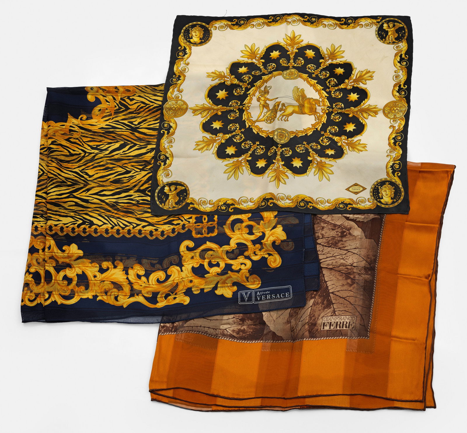 Drei Vintage Seidentücher: von Versace, Gianfranco Ferre und Alfredo Versace Quadratische Tücher mit unterschiedlichen Dessins in diversen Beige-, Braun- und Blautönen. Herstellerzeichen. Gebrauchsspuren. 43 cm x 41 cm, 85 cm