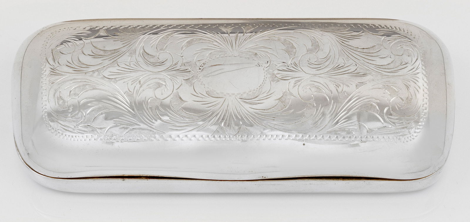 Brillenetui: Silber. Geschweifte, gewölbte Form mit Blattrankendekor. Innen mit schwarzem Samt gefüttert. Gest. 925, Herstellerzeichen. Gew. ca. 105 g. L. 15,5 cm. An Italian Sterling silver glasses case. Standa