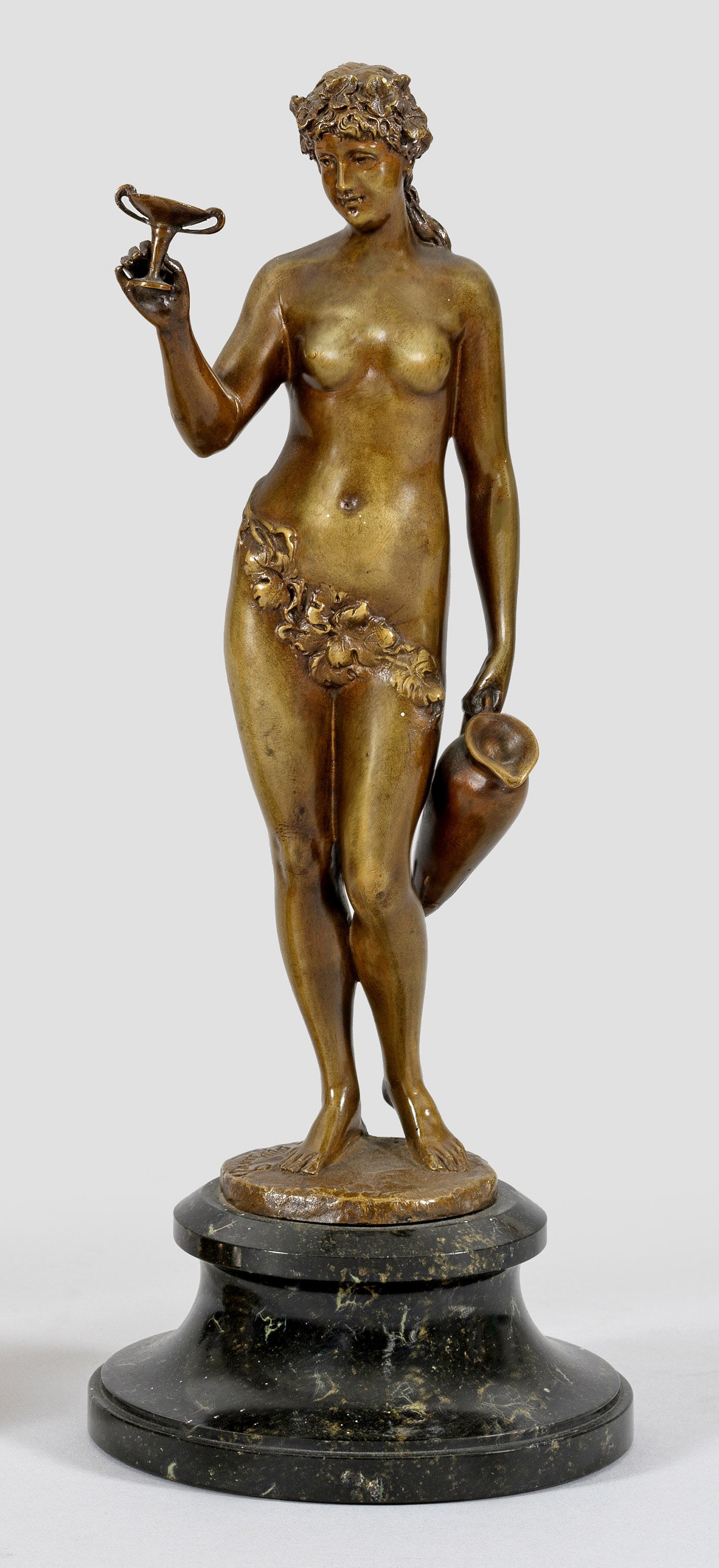 Franz Iffland: (1862 Berlin - 1933 ebenda) Bacchantin Bronze, dunkelbraun patiniert. Sign.; Serpentinsockel. Der an der Berliner Akademie ausgebildete Bildhauer nahm 1886-1892 mehrfach an den Akademie-Ausstellungen