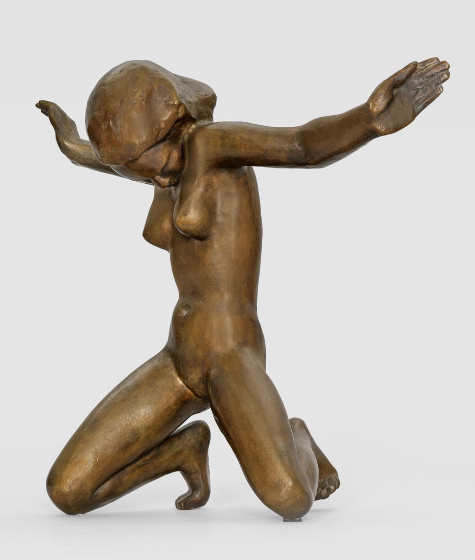Georg Kolbe: (1877 Waldheim - 1947 Berlin) "Klage" (auch betitelt "Klagende"). Originaltitel Bronze, braun patiniert, 1921. Unter dem rechten Fuß monogr. sowie Gießerstempel "H. NOACK BERLIN". Von der Familie un