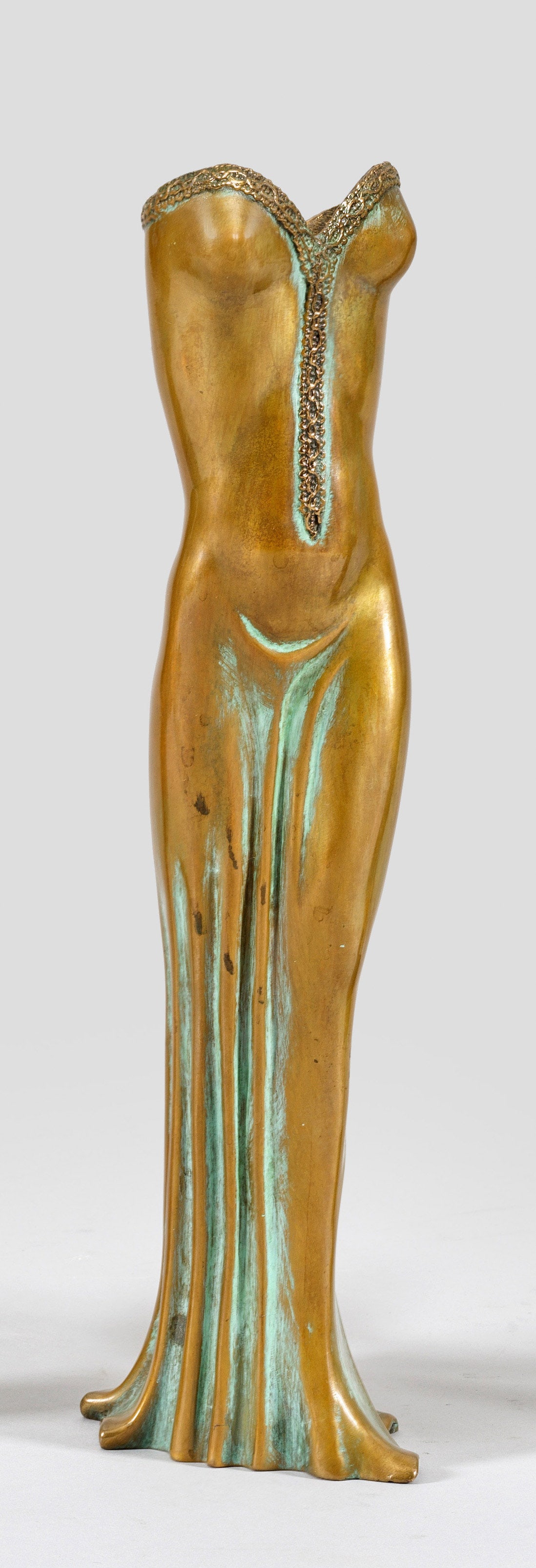 Gilbert Kruft: (1939 Köln - 2015 Bologna) Frauentorso Bronze gegossen und dunkelbraun patiniert, partiell poliert. Gestalt einer kopf- und armlosen Dame in langem Kleid. Gießerstempel "Venturi Arte Bologna cera pe