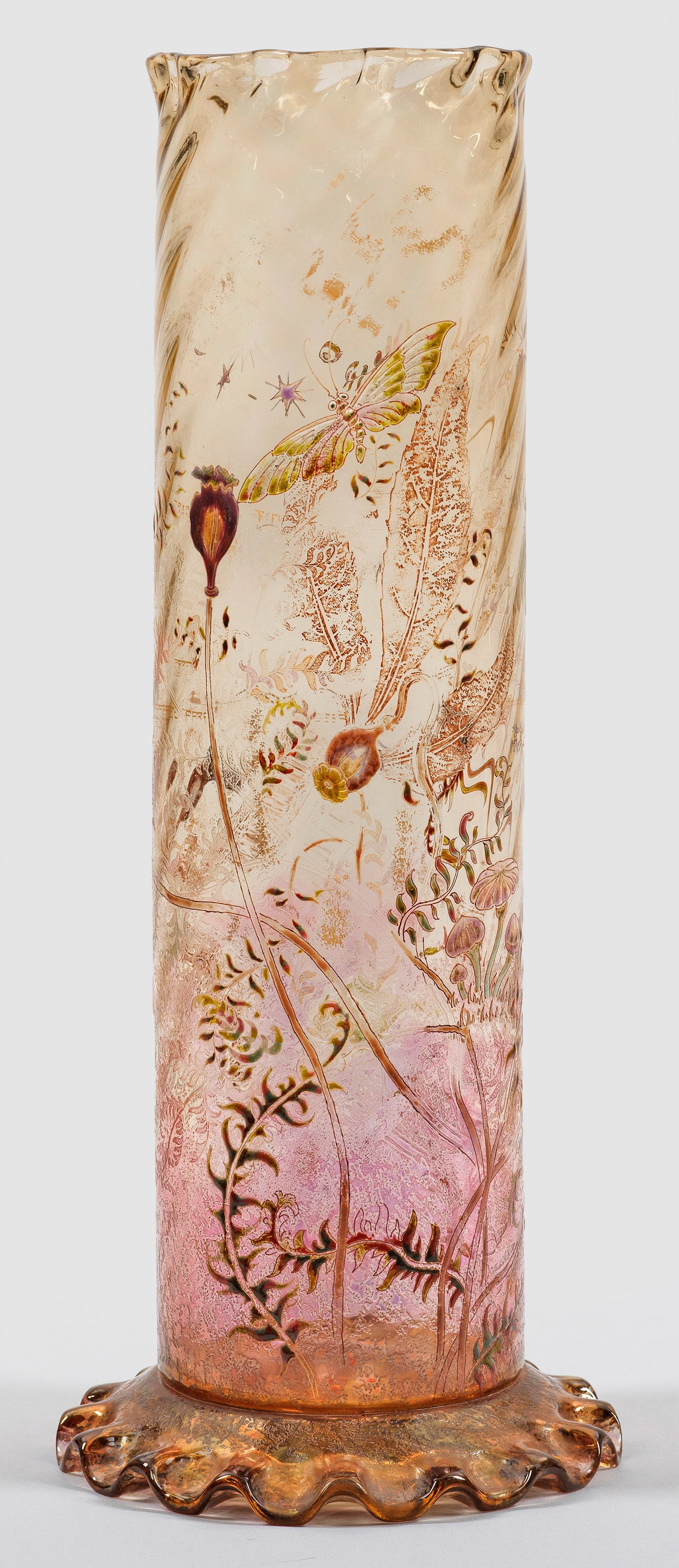 Große Stangenvase mit Schmetterling und Distelblüten: Hoher zylindrischer, spiralförmig gerippter Korpus über ausgestelltem, vielfach wellenförmig gekniffenem Fuß, ebenso der Mündungsrand. Leicht bräunliches Glas, optisch geblasen, geätzt, polychr