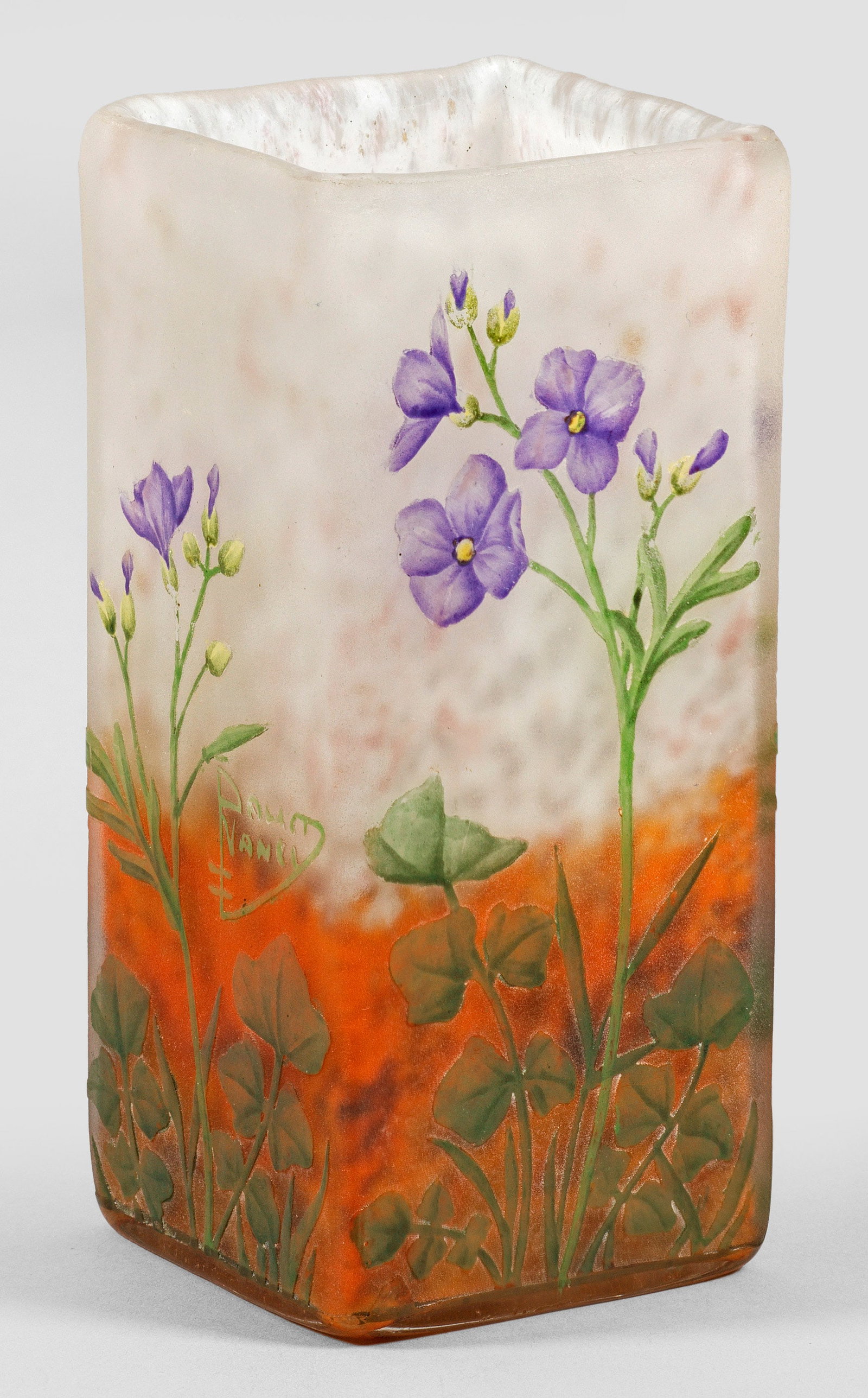 Jugendstil-Bechervase mit "Fleurs de lin"-Dekor von Daum: Frères Quadratischer Querschnitt. Überfangglas, farblos, flockig weiße und im unteren Bereich ockerfarbene Pulvereinschlüsse. Auf der Wandung umlaufender Dekor aus blühenden-Lein-Stängeln (bzw.